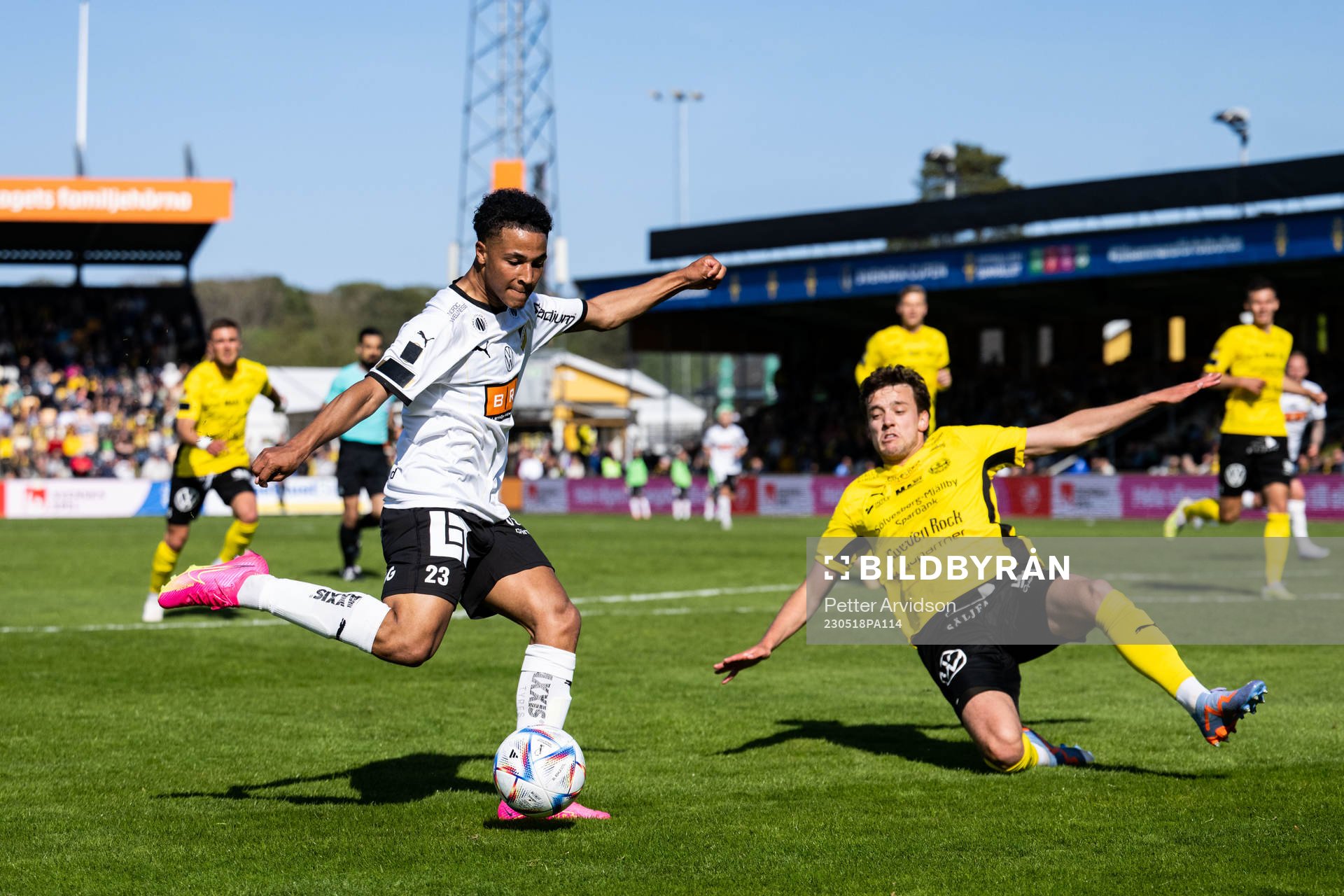 Häckens Momodou Lamin Sonko och Mjällbys Colin Rösler