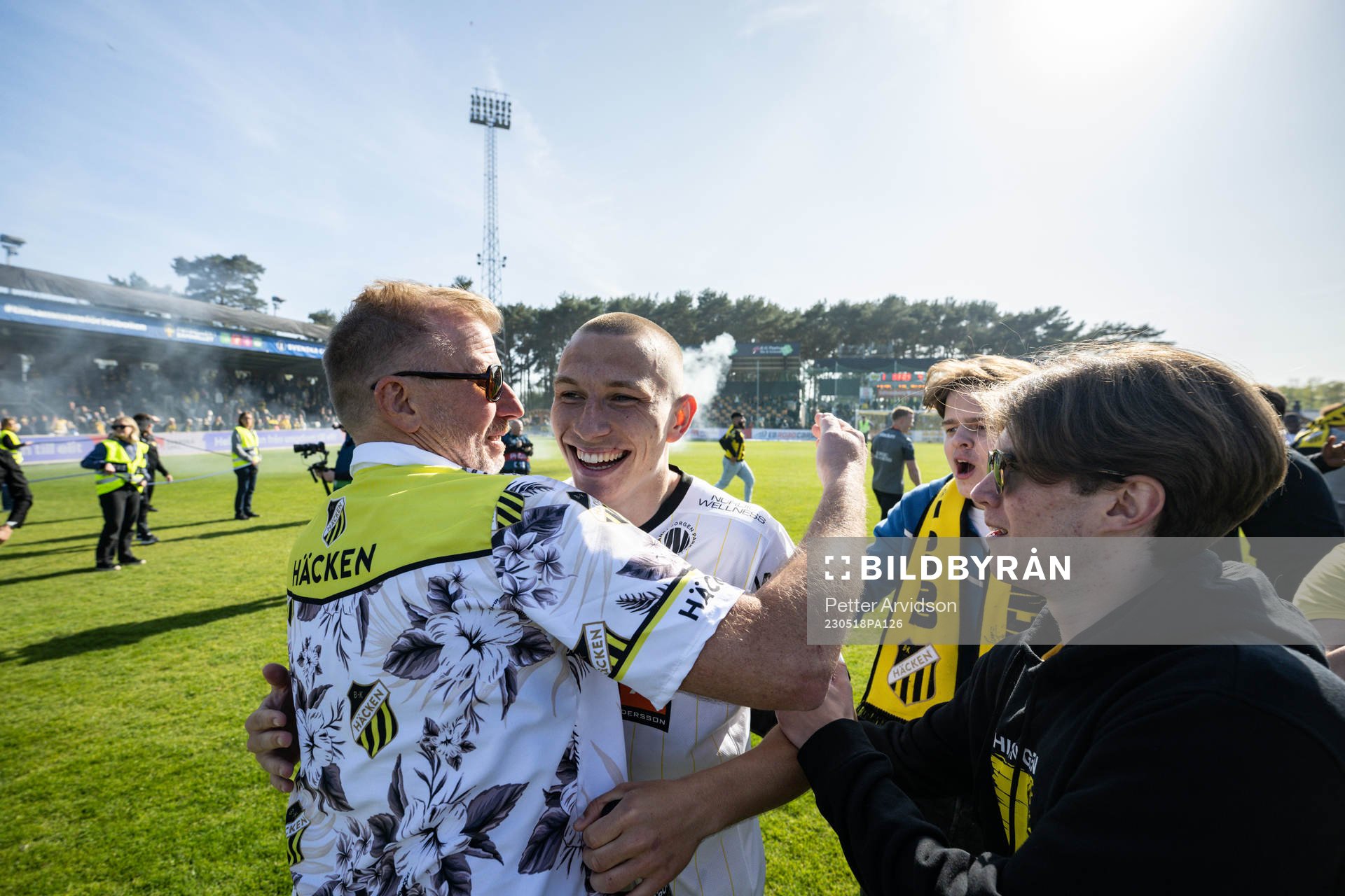 Häckens Kristoffer Lund Hansen jublar med supportrar