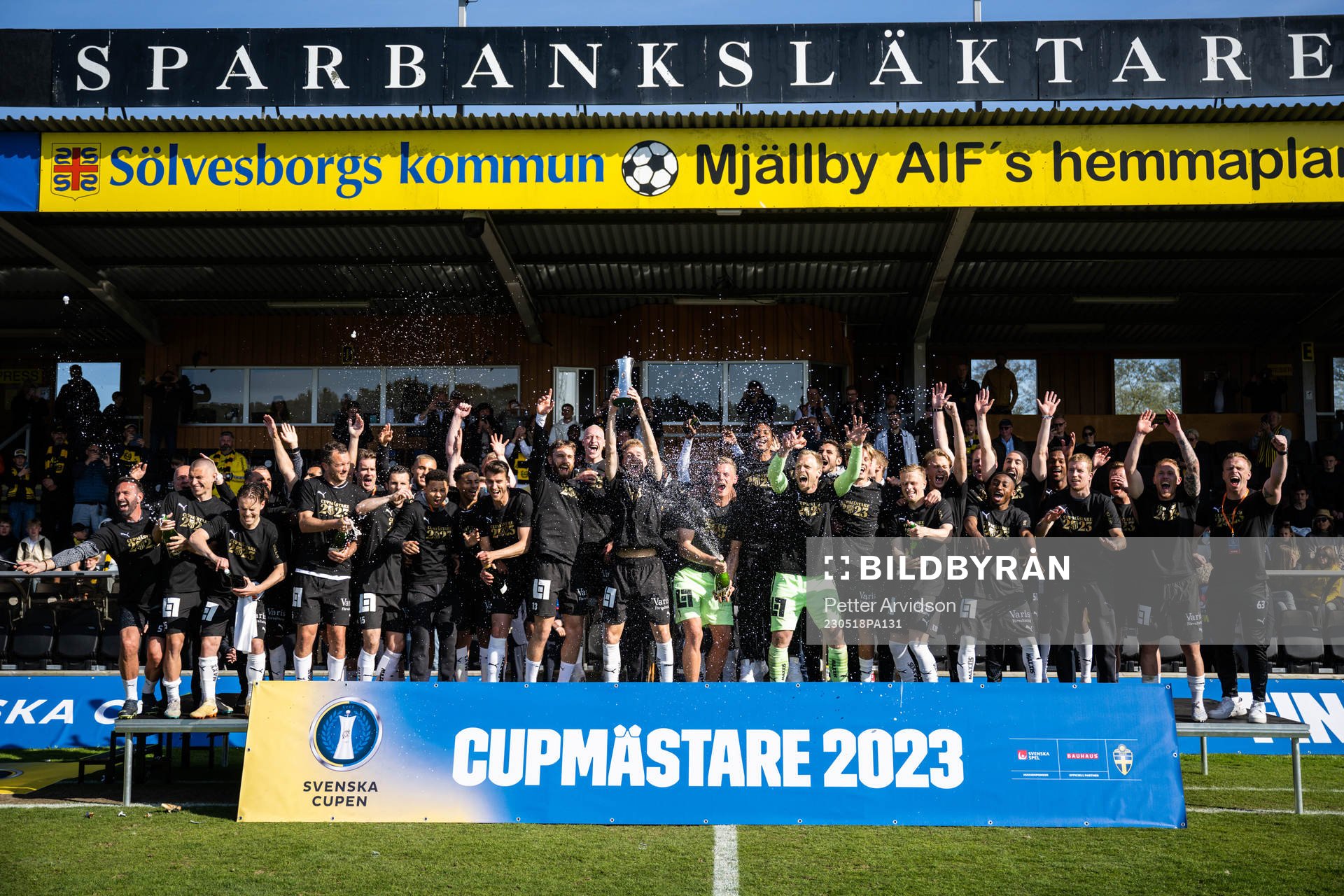 Häckens spelare jublar med pokalen