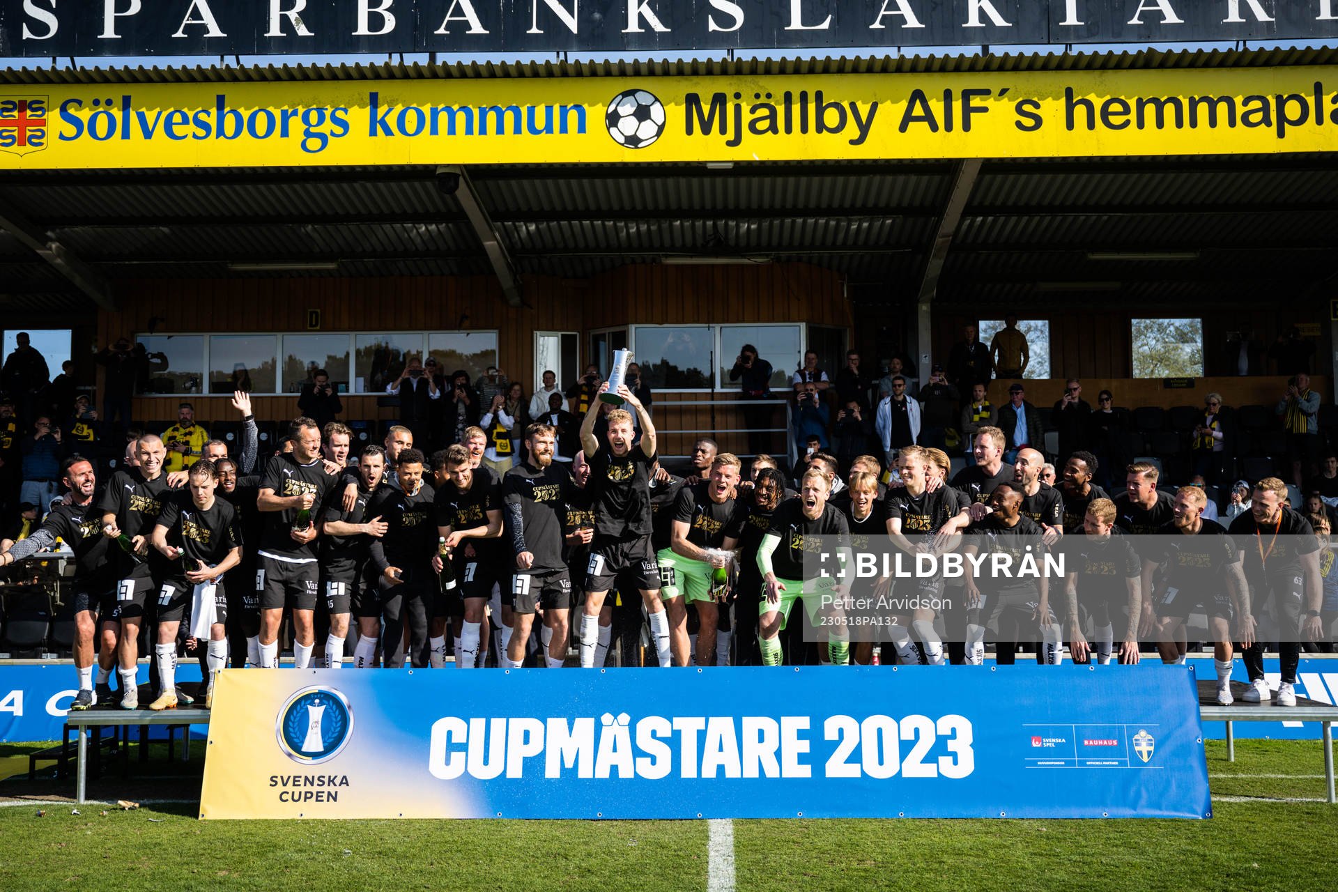 Häckens spelare jublar med pokalen