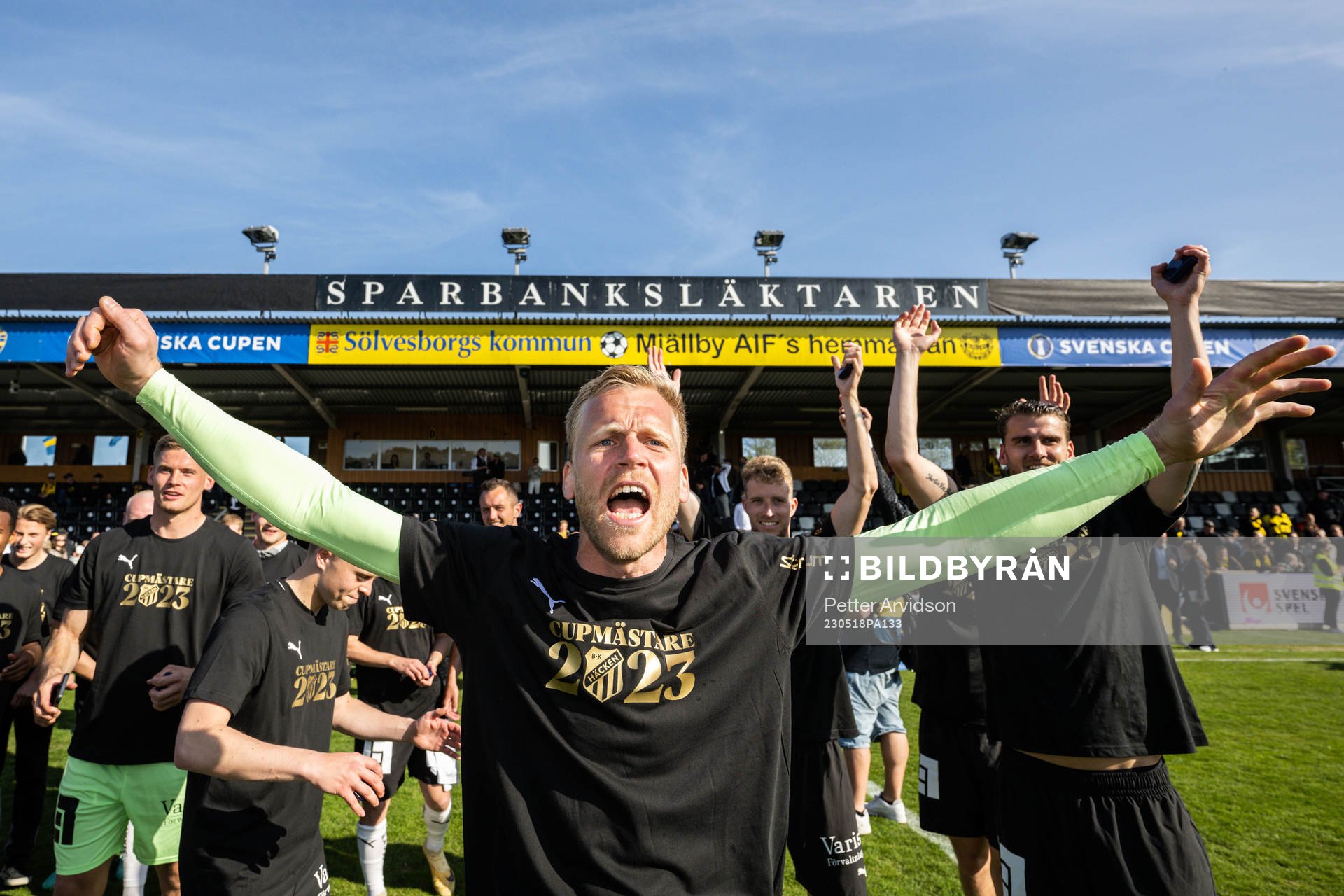 Häckens målvakt Peter Abrahamsson jublar