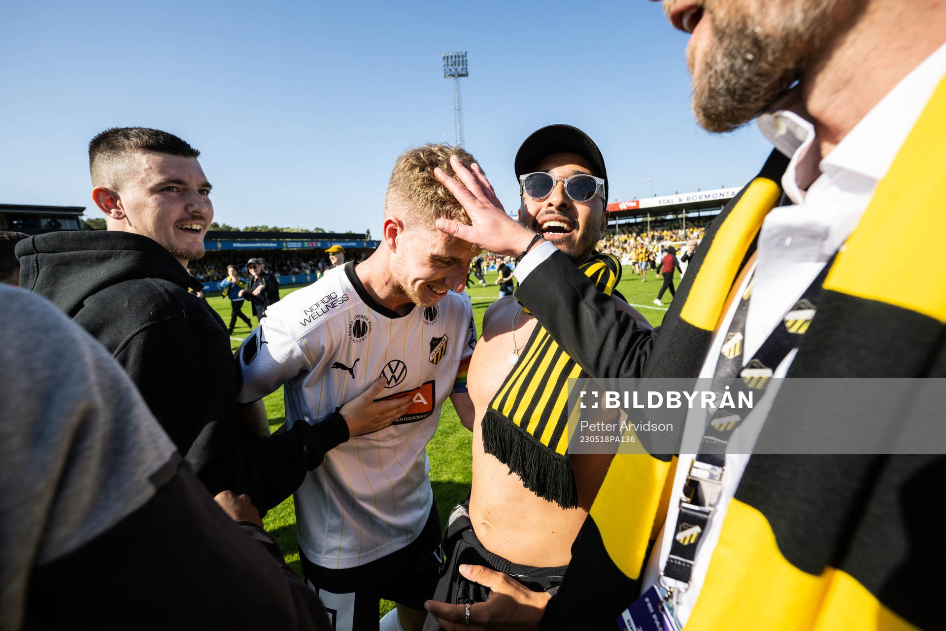 Häckens Samuel Gustafson jublar med supportrar