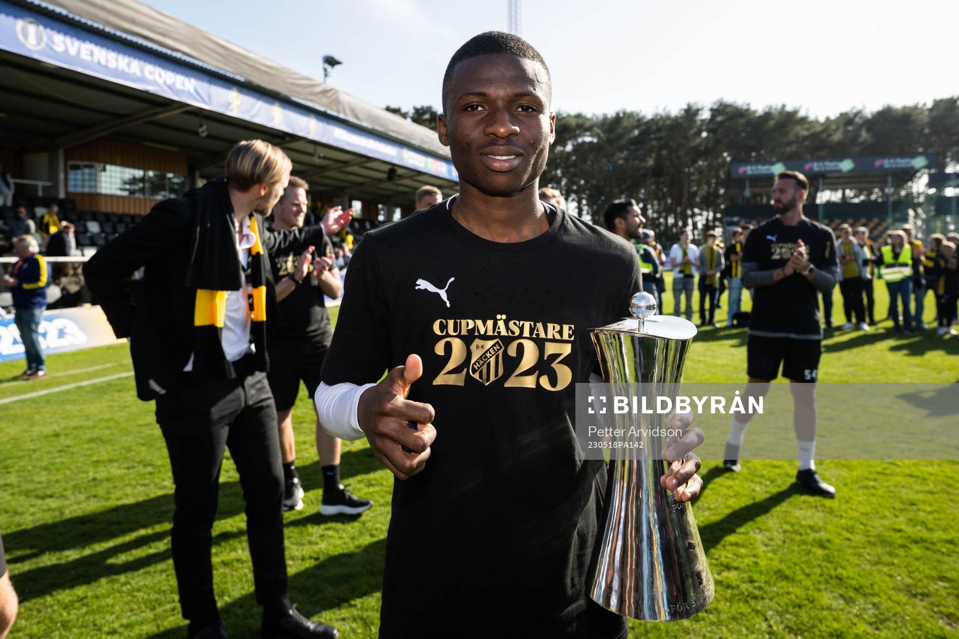 Häckens Akoua Romeo Amane jublar med pokal