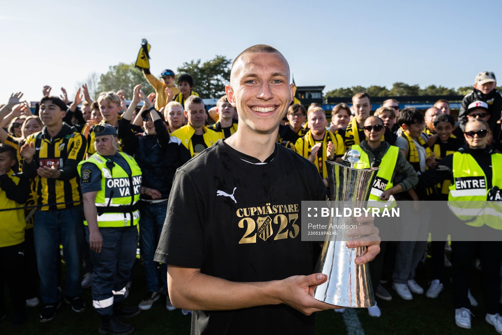 Häckens Kristoffer Lund Hansen jublar med pokalen efter finalen i Svenska Cupen mellan Mjällby och Häcken den 18 maj 2023 i Hällevik.