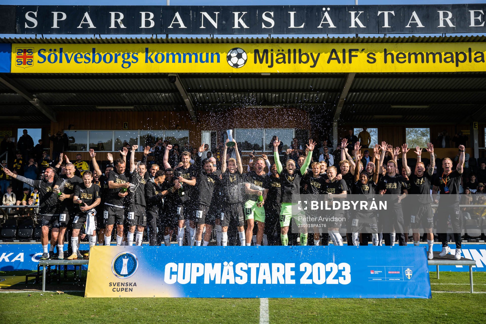 Häckens Samuel Gustafson lyfter pokalen