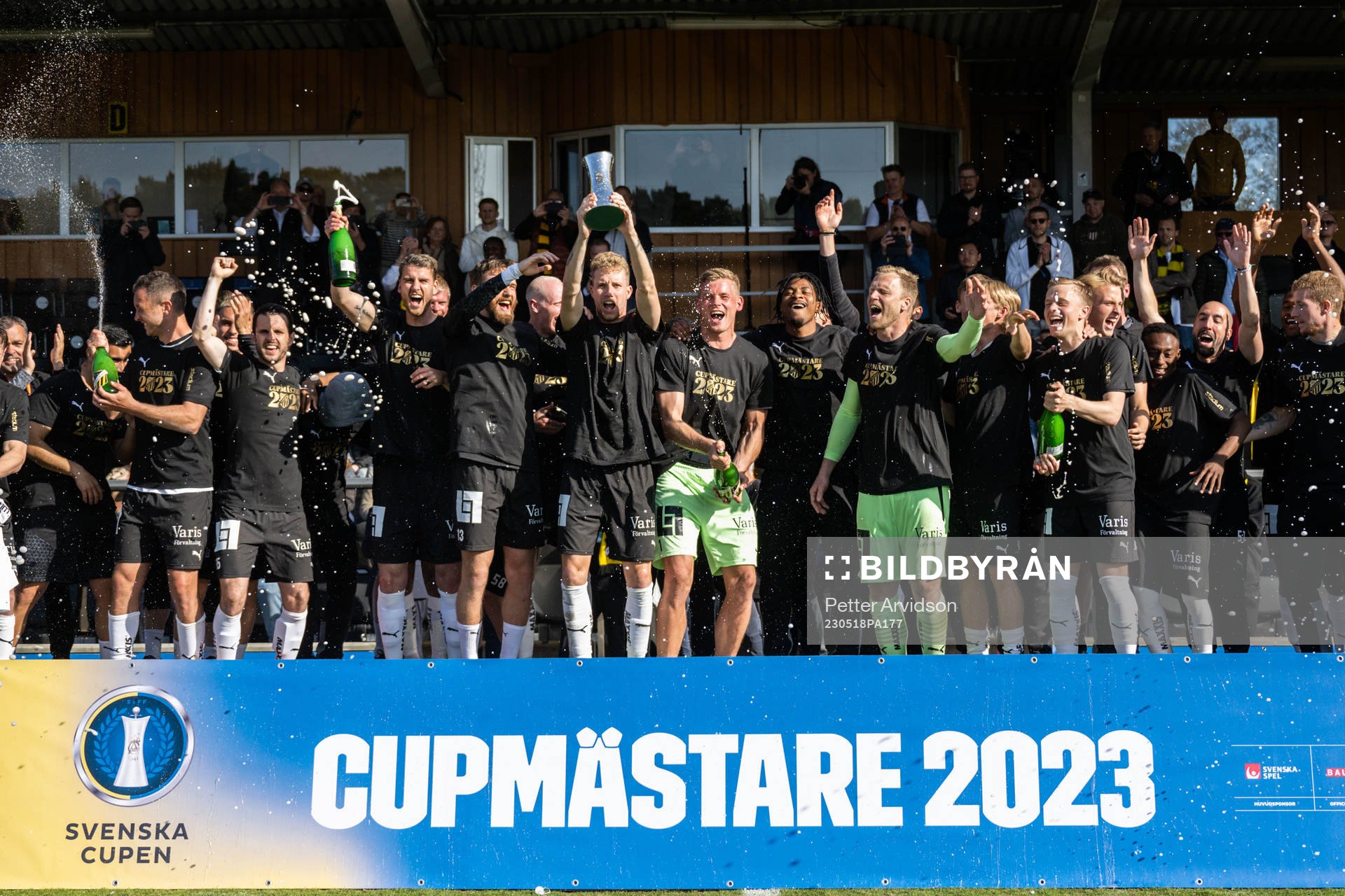 Häckens Samuel Gustafson lyfter pokalen