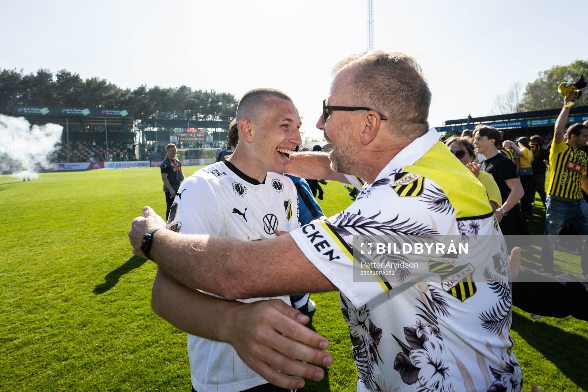Häckens Kristoffer Lund Hansen jublar med supporter