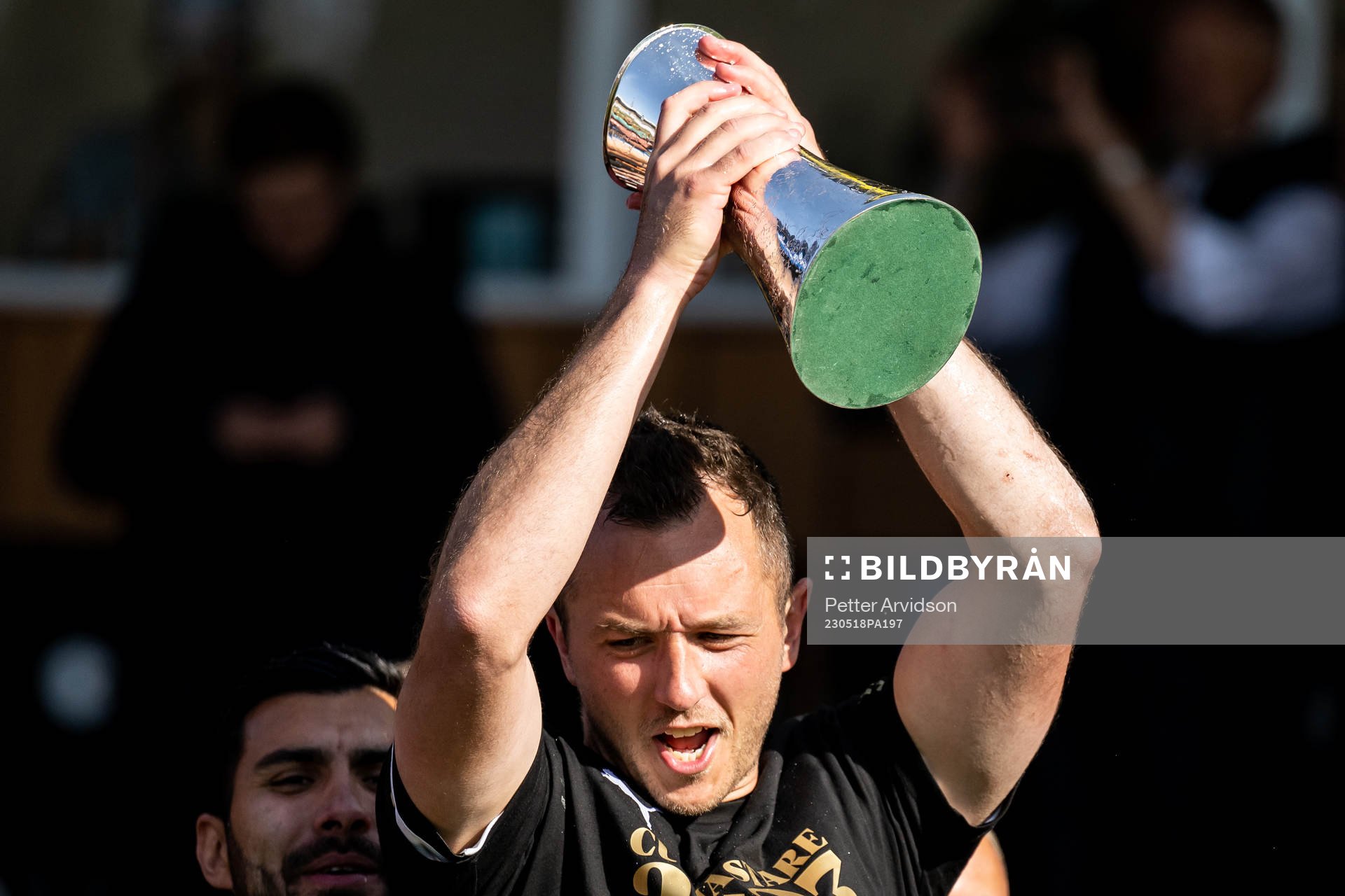 Häckens Even Hovland jublar med Gustaf VI Adolfs pokal