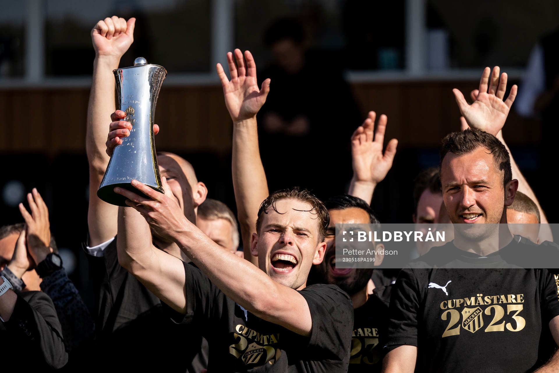 Häckens Lars Olden Larsen jublar med Gustaf VI Adolfs pokal
