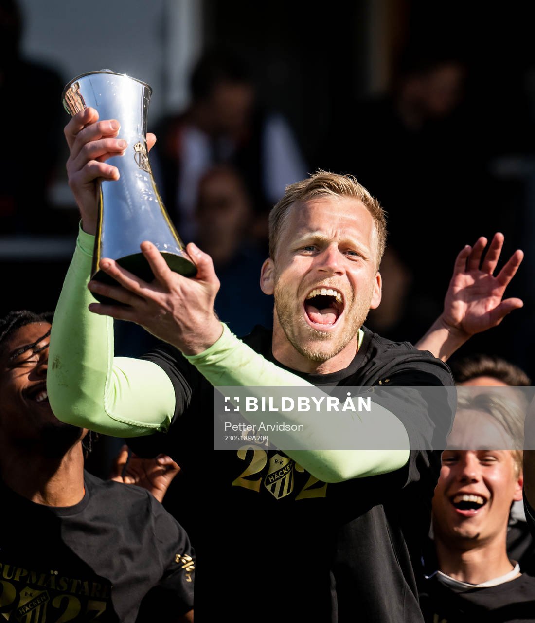 Häckens målvakt Peter Abrahamsson jublar med Gustaf VI Adolfs pokal efter finalen i Svenska Cupen mellan Mjällby och Häcken den 18 maj 2023 i Hällevik.