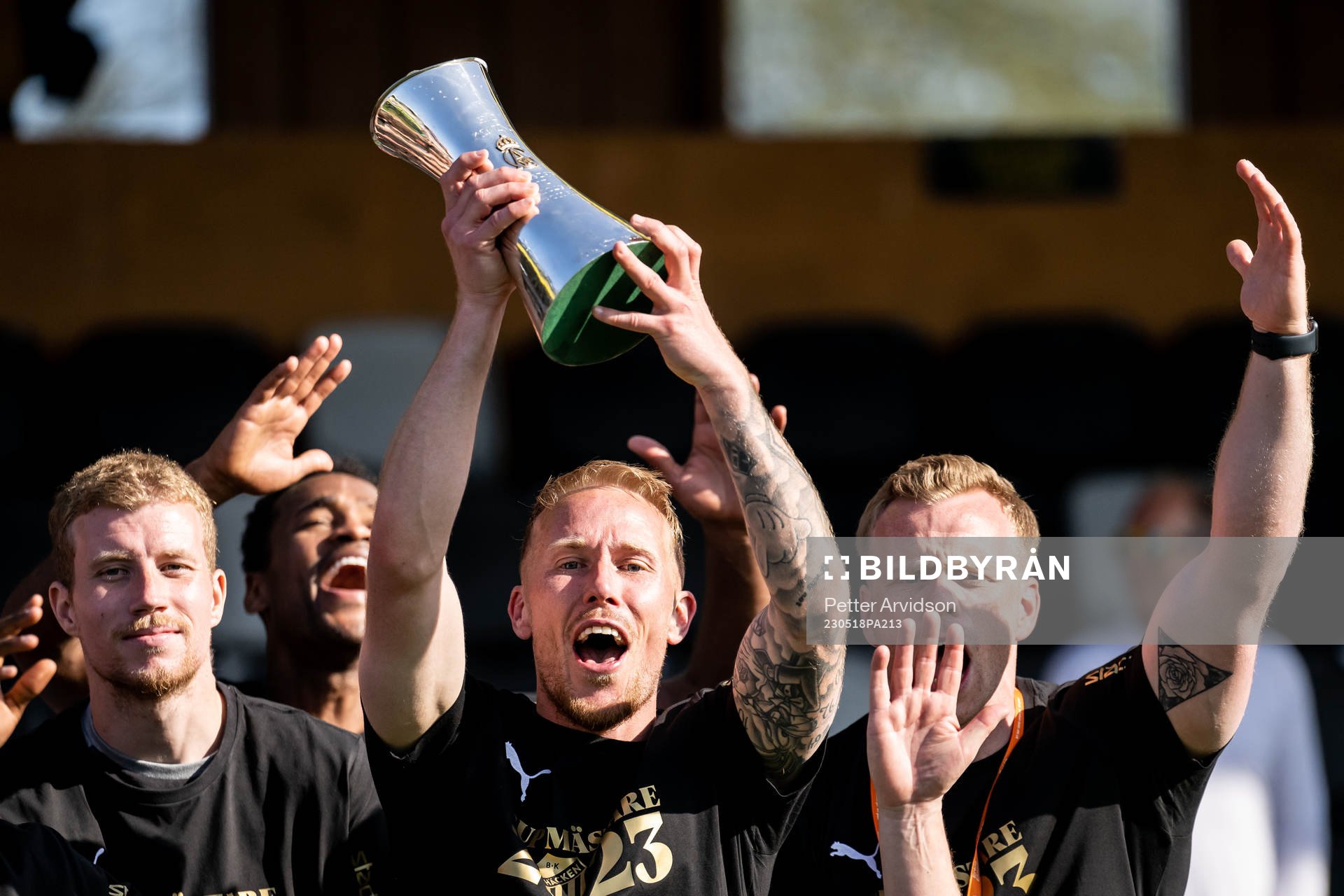 Häckens Mikkel Rygaard jublar med Gustaf VI Adolfs pokal