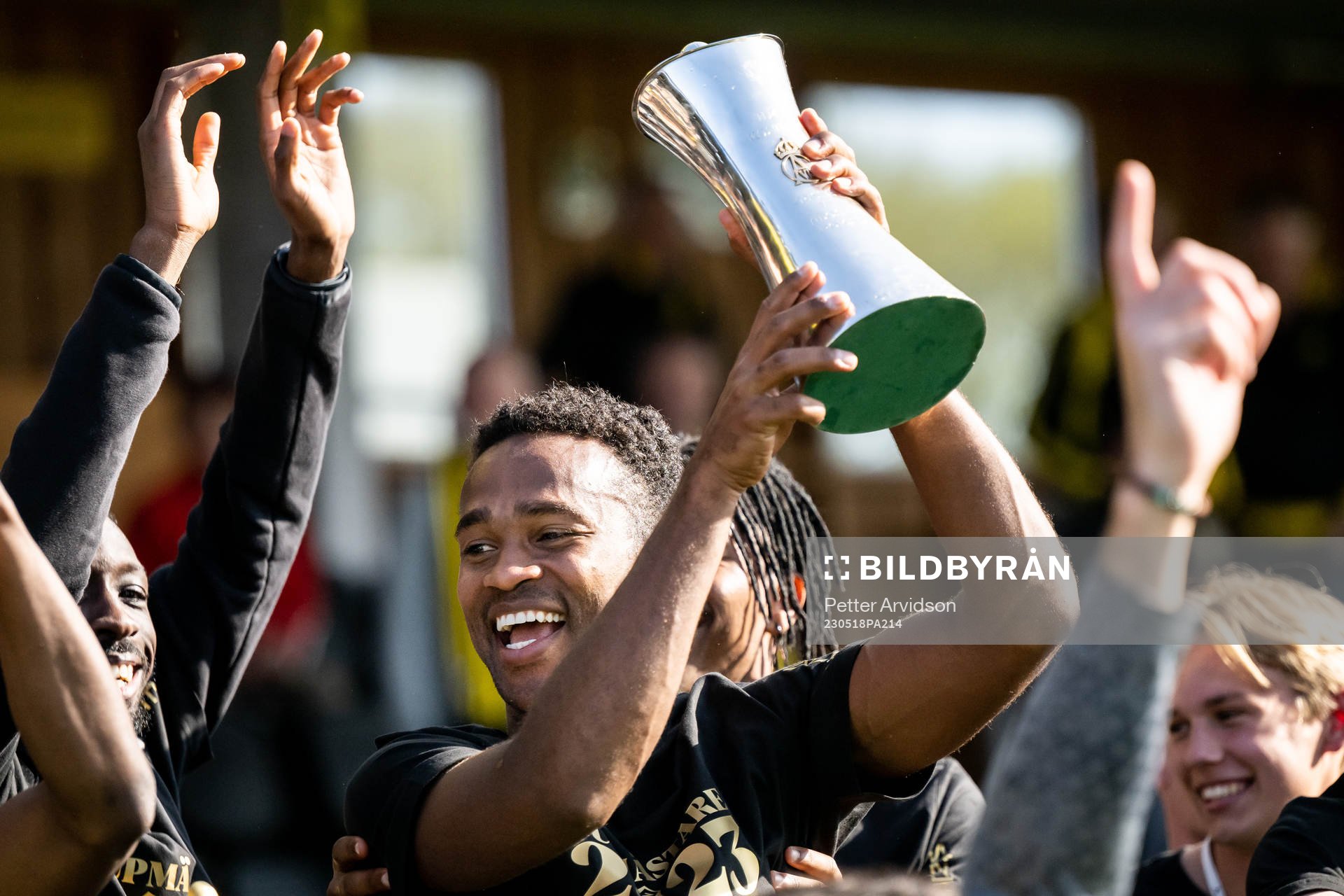 Häckens Ola Kamara jublar med Gustaf VI Adolfs pokal
