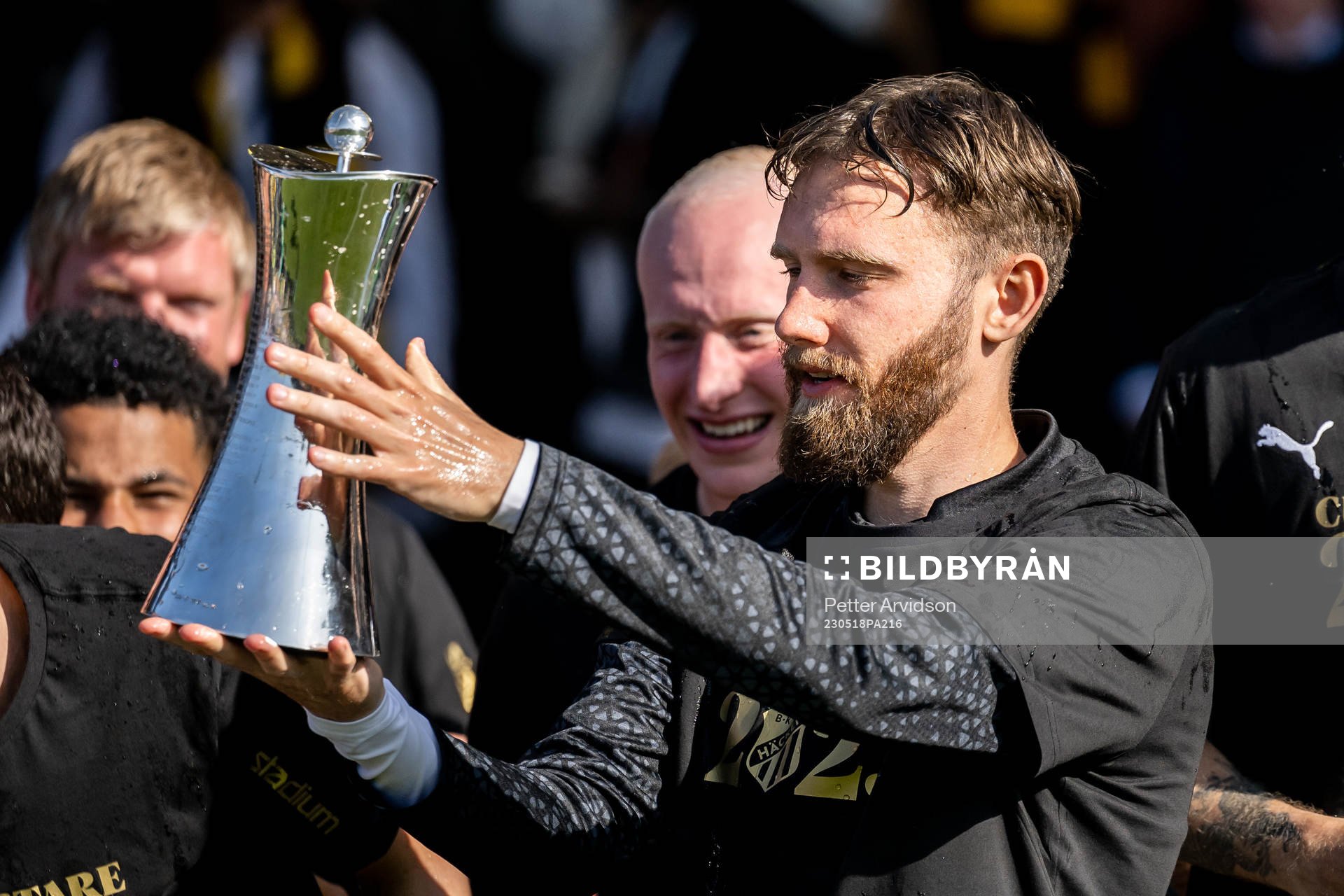 Häckens Simon Sandberg jublar med Gustaf VI Adolfs pokal