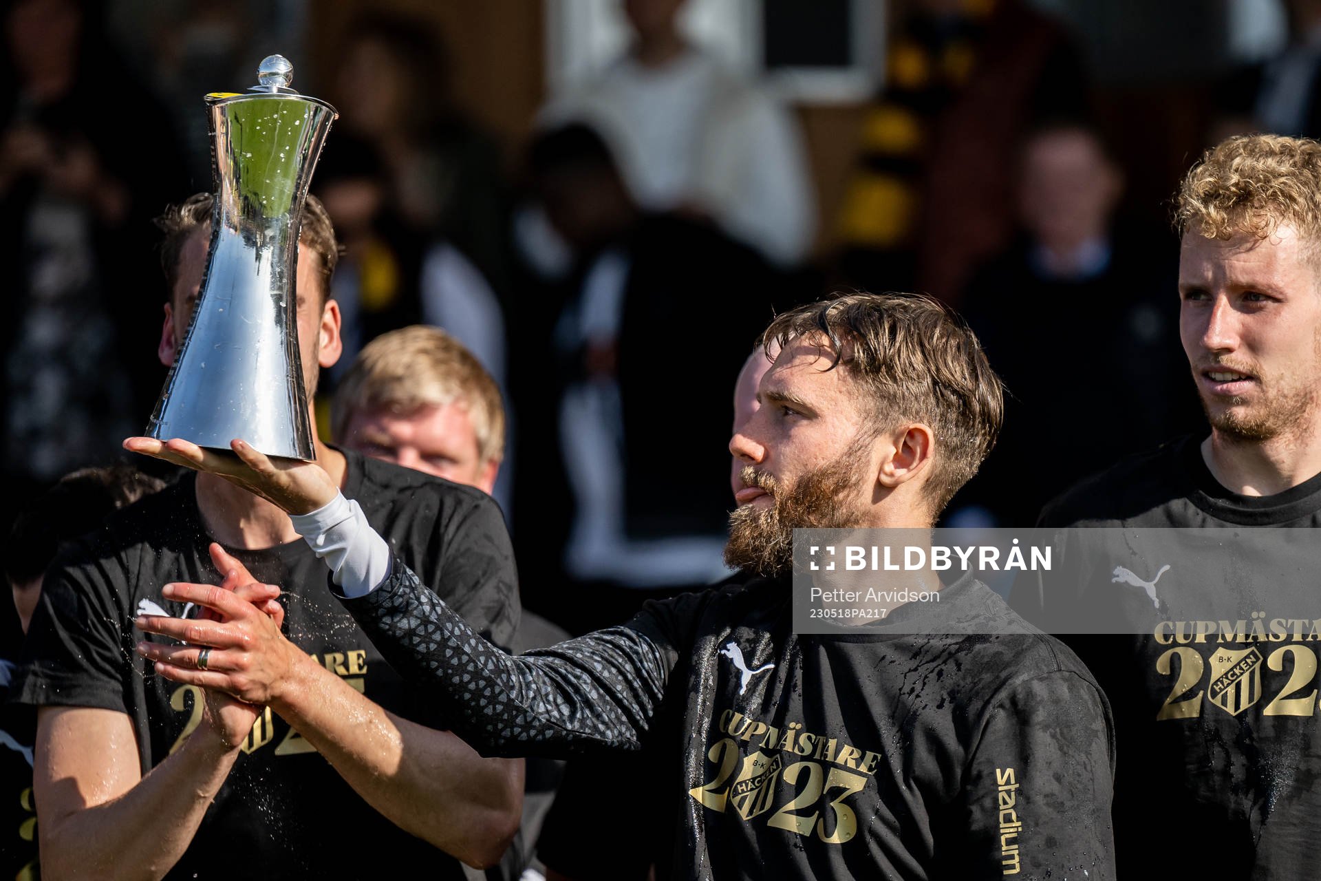 Häckens Simon Sandberg jublar med Gustaf VI Adolfs pokal