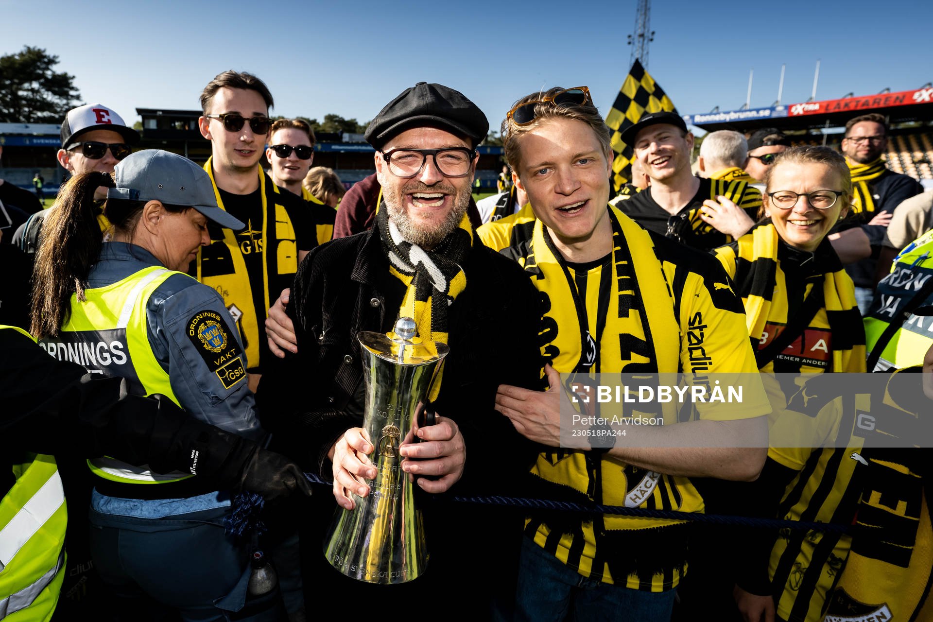 Häckens supporter Robin Carlander jublar med Gustaf VI