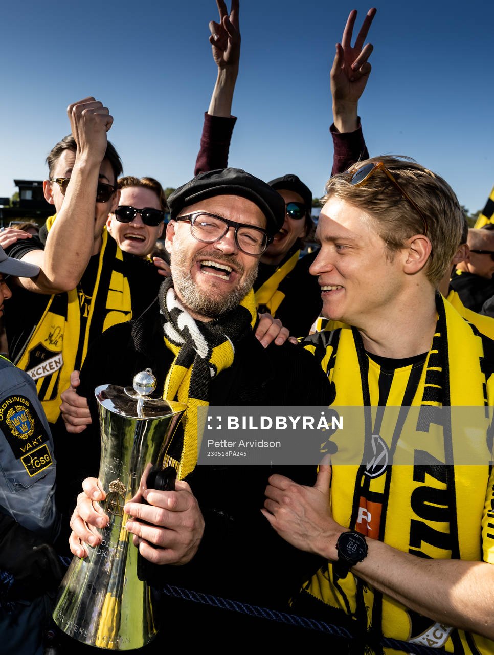 Häckens supporter Robin Carlander jublar med Gustaf VI