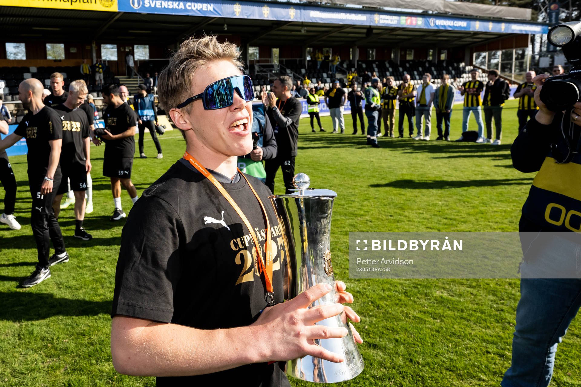 Häckens Petrus Karlholm jublar med Gustaf VI Adolfs pokal efter finalen i Svenska Cupen mellan Mjällby och Häcken den 18 maj 2023 i Hällevik.