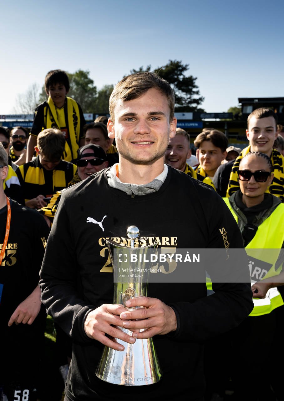 Häckens Oscar Uddenär jublar med Gustaf VI Adolfs pokal efter finalen i Svenska Cupen mellan Mjällby och Häcken den 18 maj 2023 i Hällevik. 