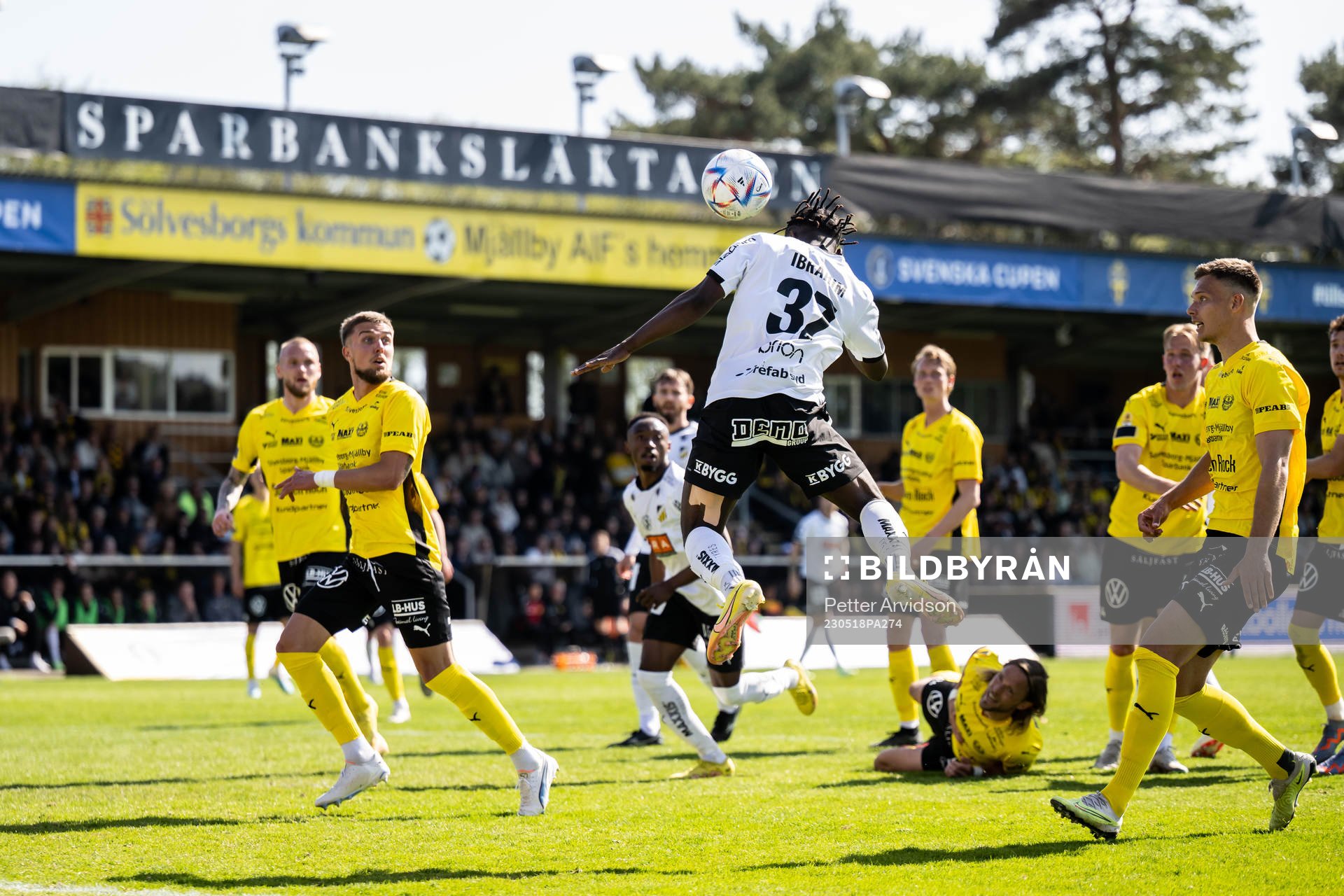 Häckens Ibrahim Sadiq nickar in 0-1 målet
