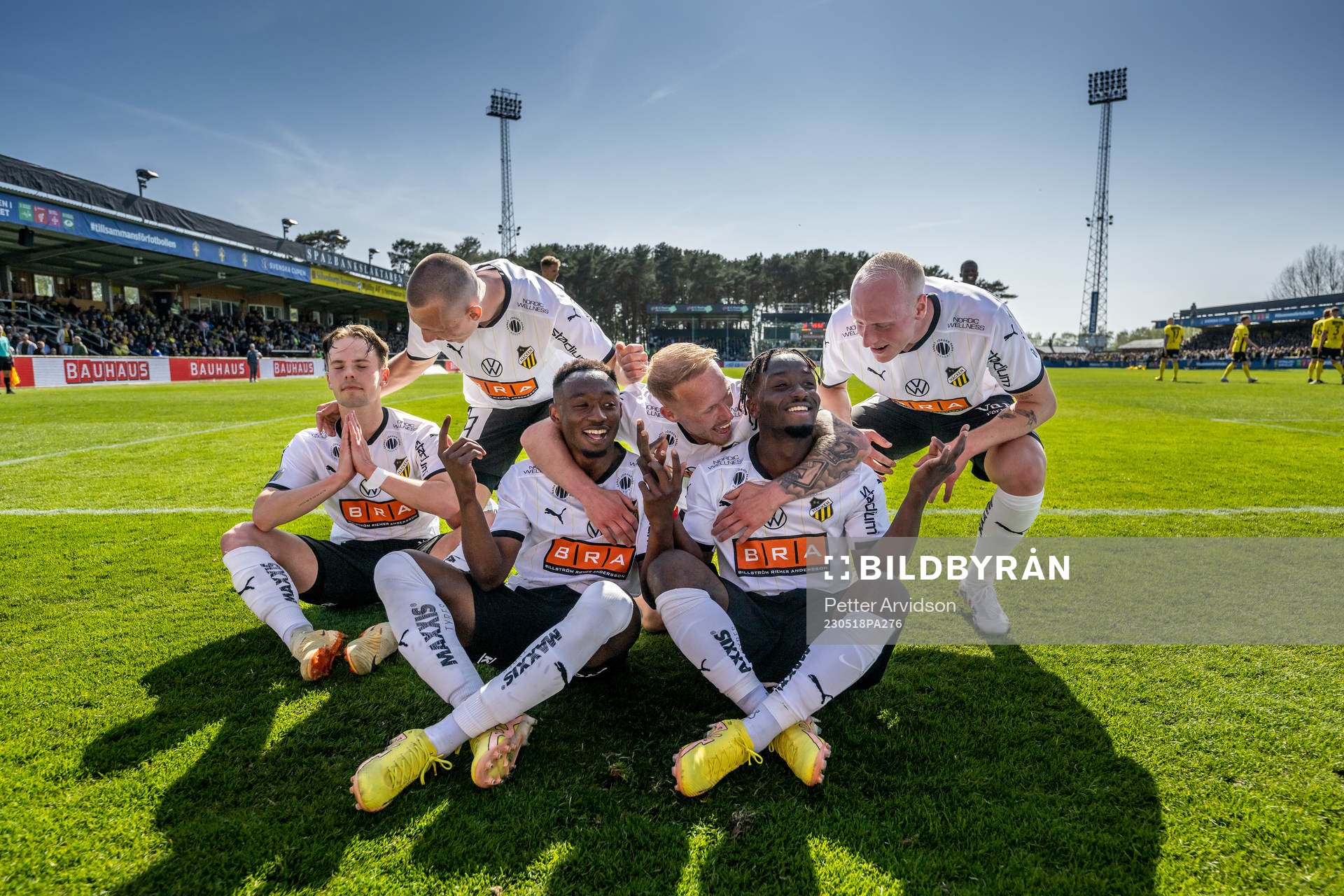 Häckens Ibrahim Sadiq jublar med lagkamrater