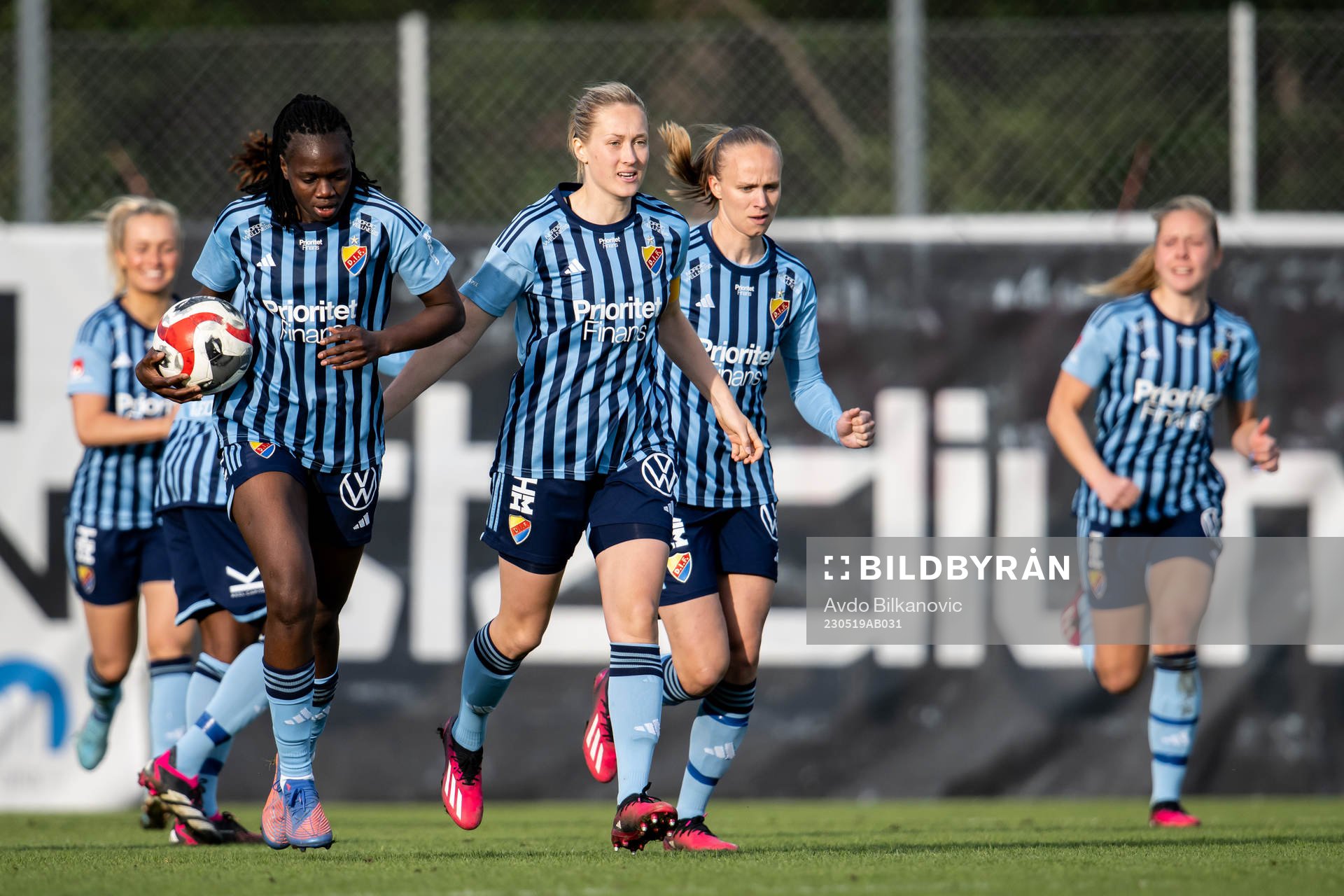 Djurgårdens Flavine Mawete Musolo och Alice Bergström