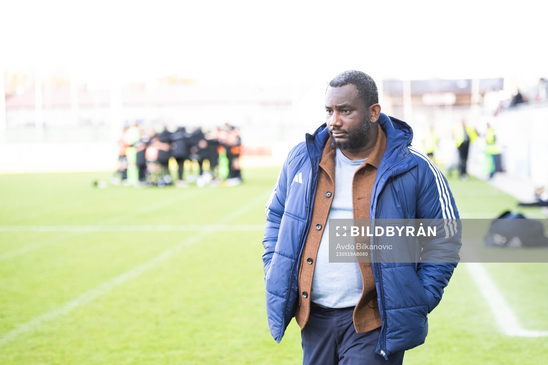 Djurgårdens sportchef Jean Balawounder fotbollsmatchen i