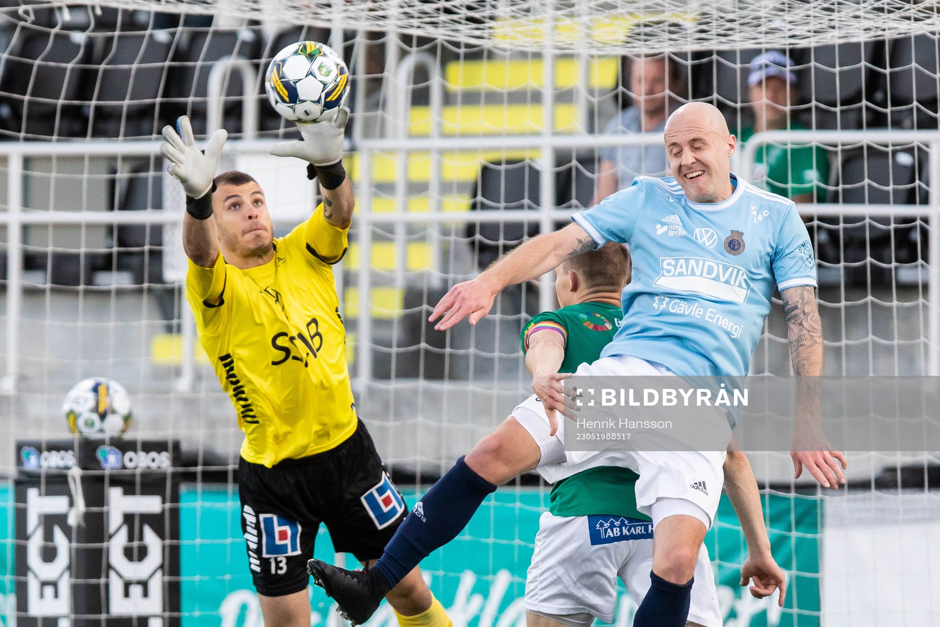 Brages målvakt Andre Bernardini och Gefles Anton Lundin under fotbollsmatchen i Superettan mellan Brage och Gefle den 19 maj 2023 i Borlänge. 