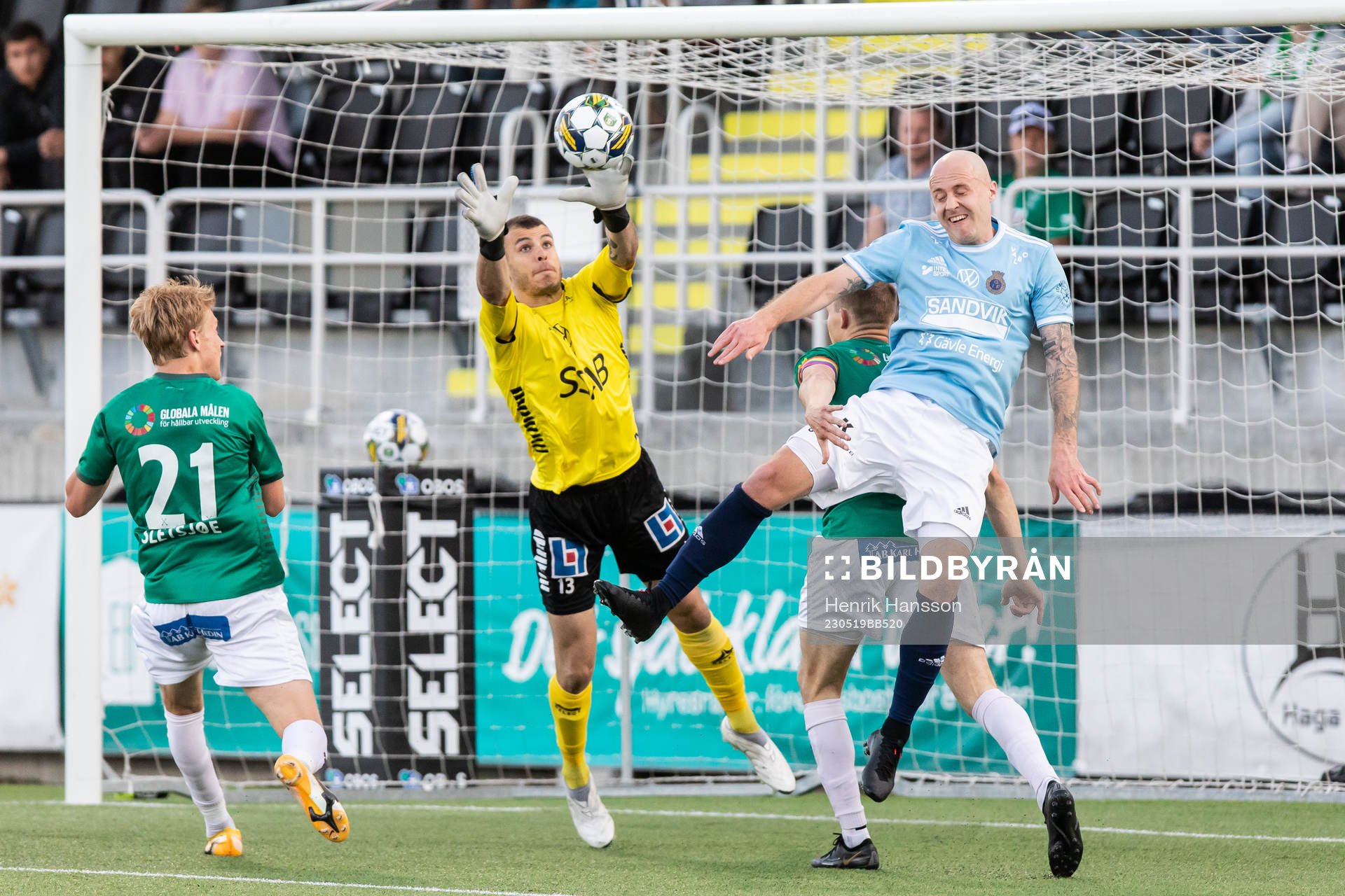 Brages målvakt Andre Bernardini och Gefles Anton Lundin