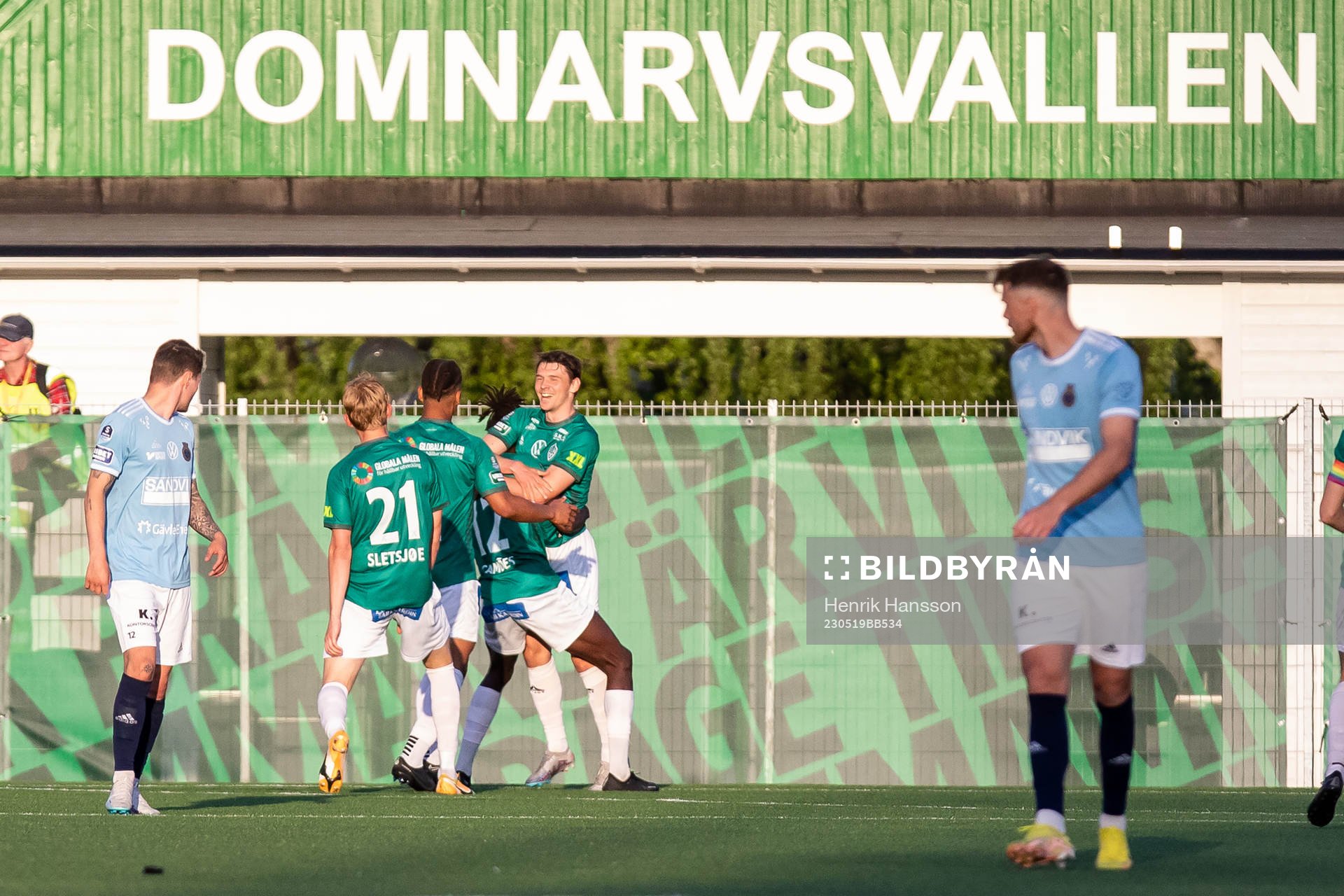 Brages Pontus Jonsson jublar med lagkamrater