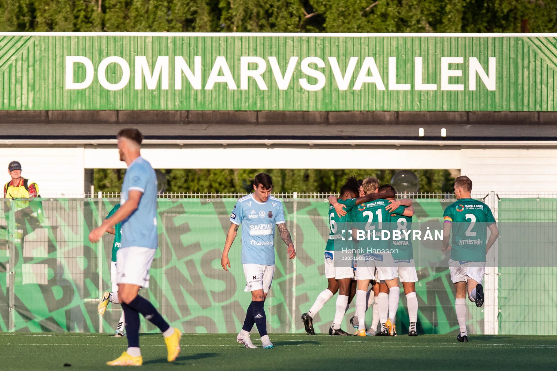 Brages Pontus Jonsson jublar med lagkamrater