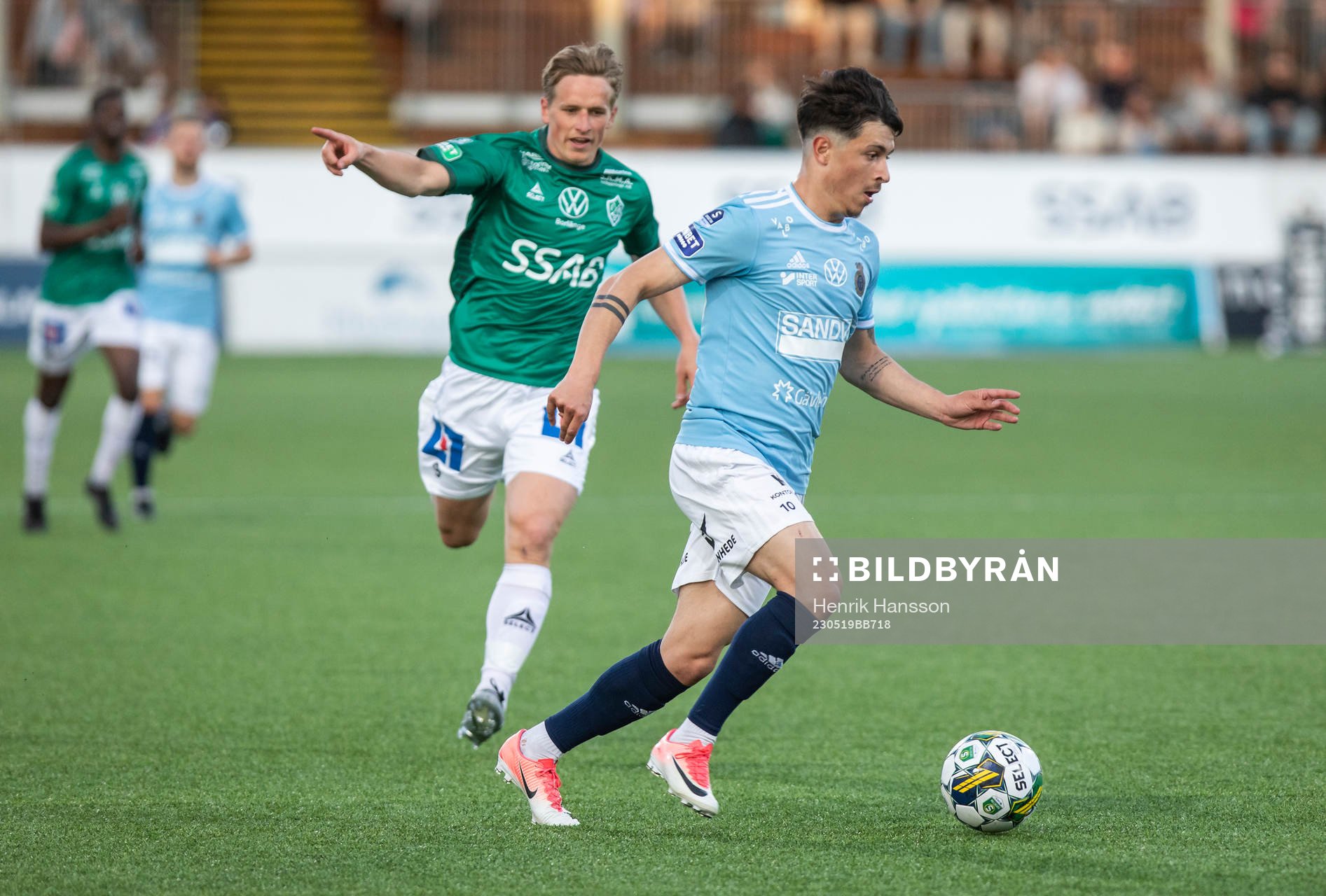 Gefles Antonio Yakoub och Brages Douglas Karlberg under fotbollsmatchen i Superettan mellan Brage och Gefle den 19 maj 2023 i Borlänge. 