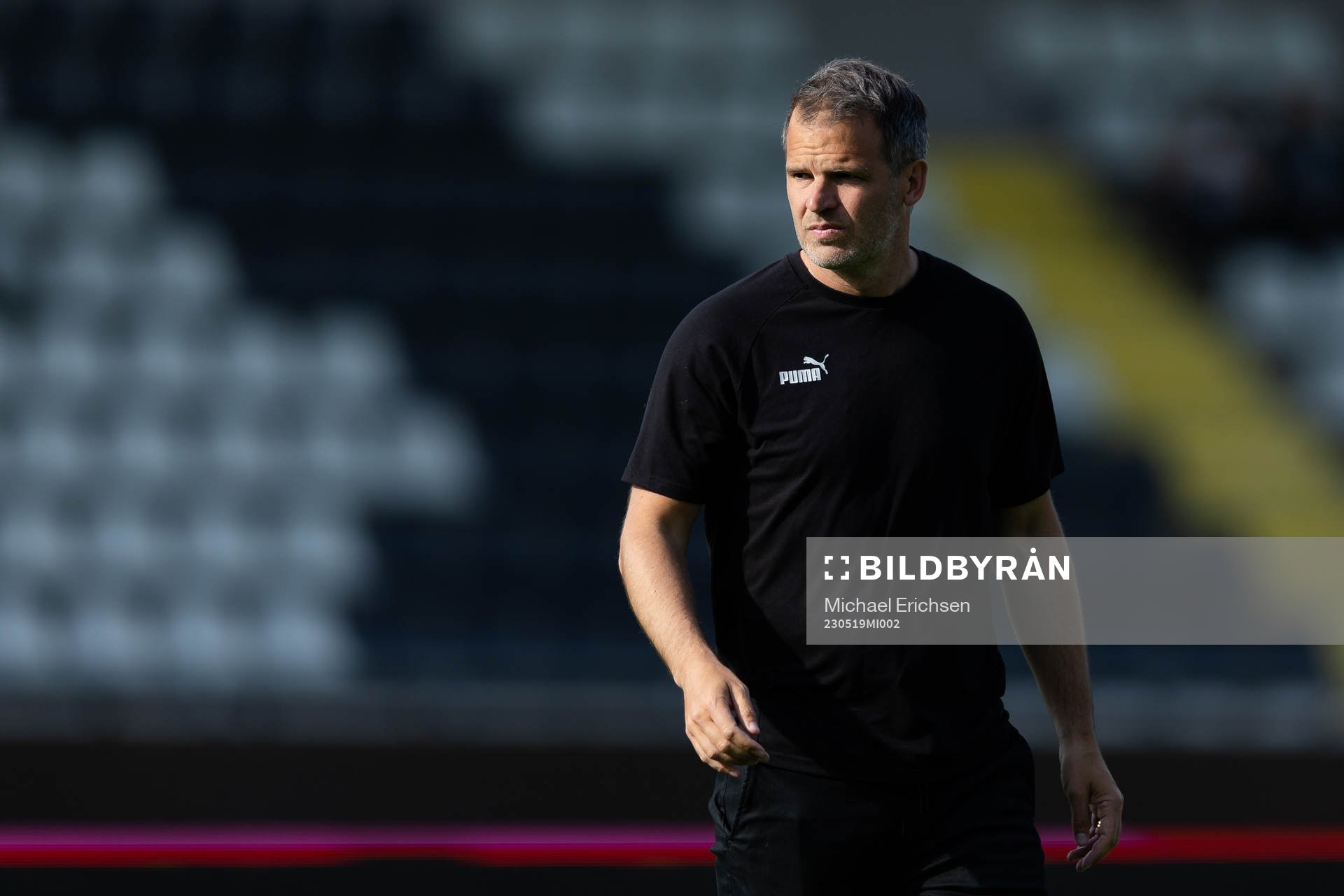 Häckens tränare Robert Vilahamn innan  fotbollsmatchen i