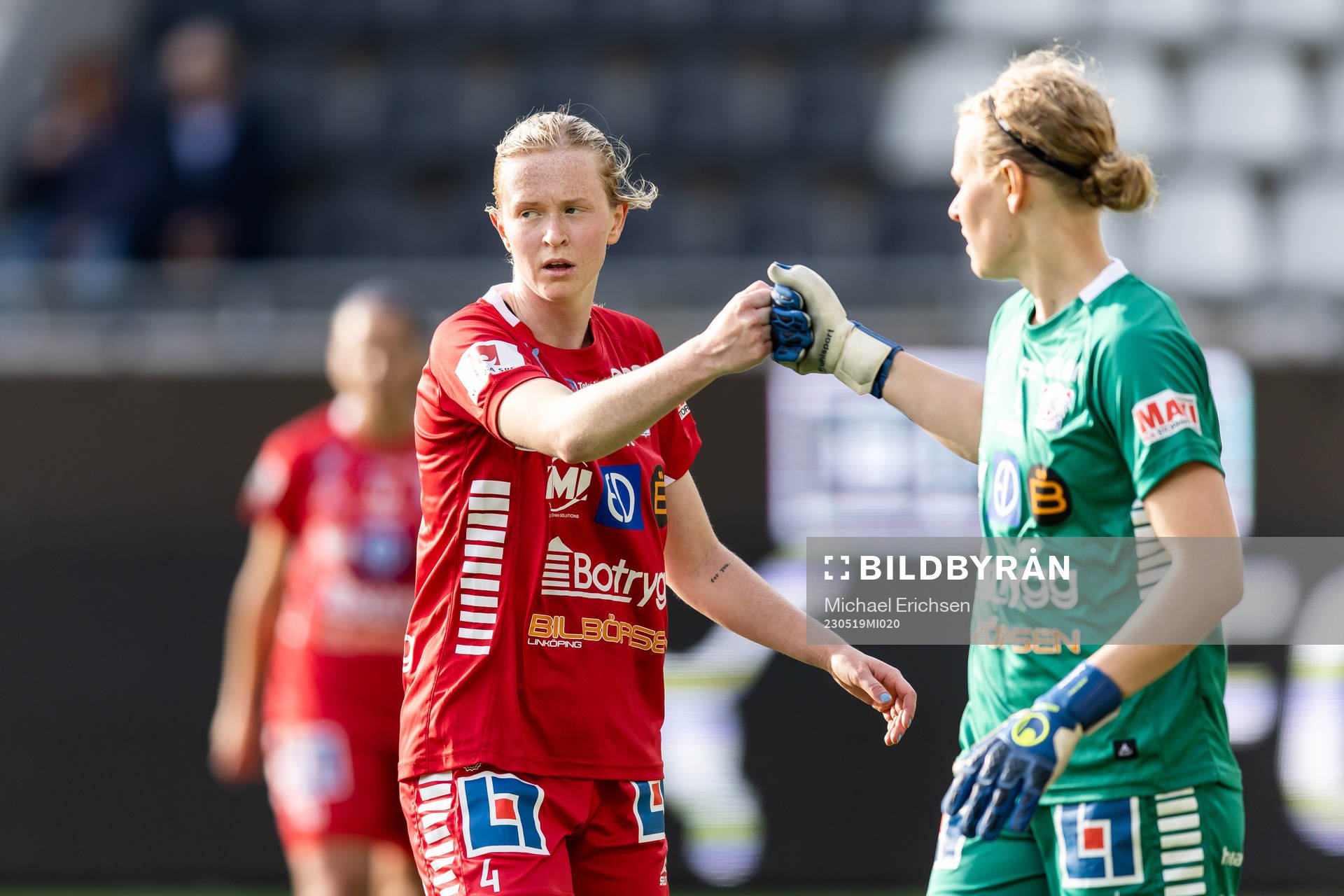 Linköpings Emma Östlund och målvakt Cajsa Andersson under fotbollsmatchen i Damallsvenskan mellan Häcken och Linköping den 19 maj 2023 i Göteborg.
