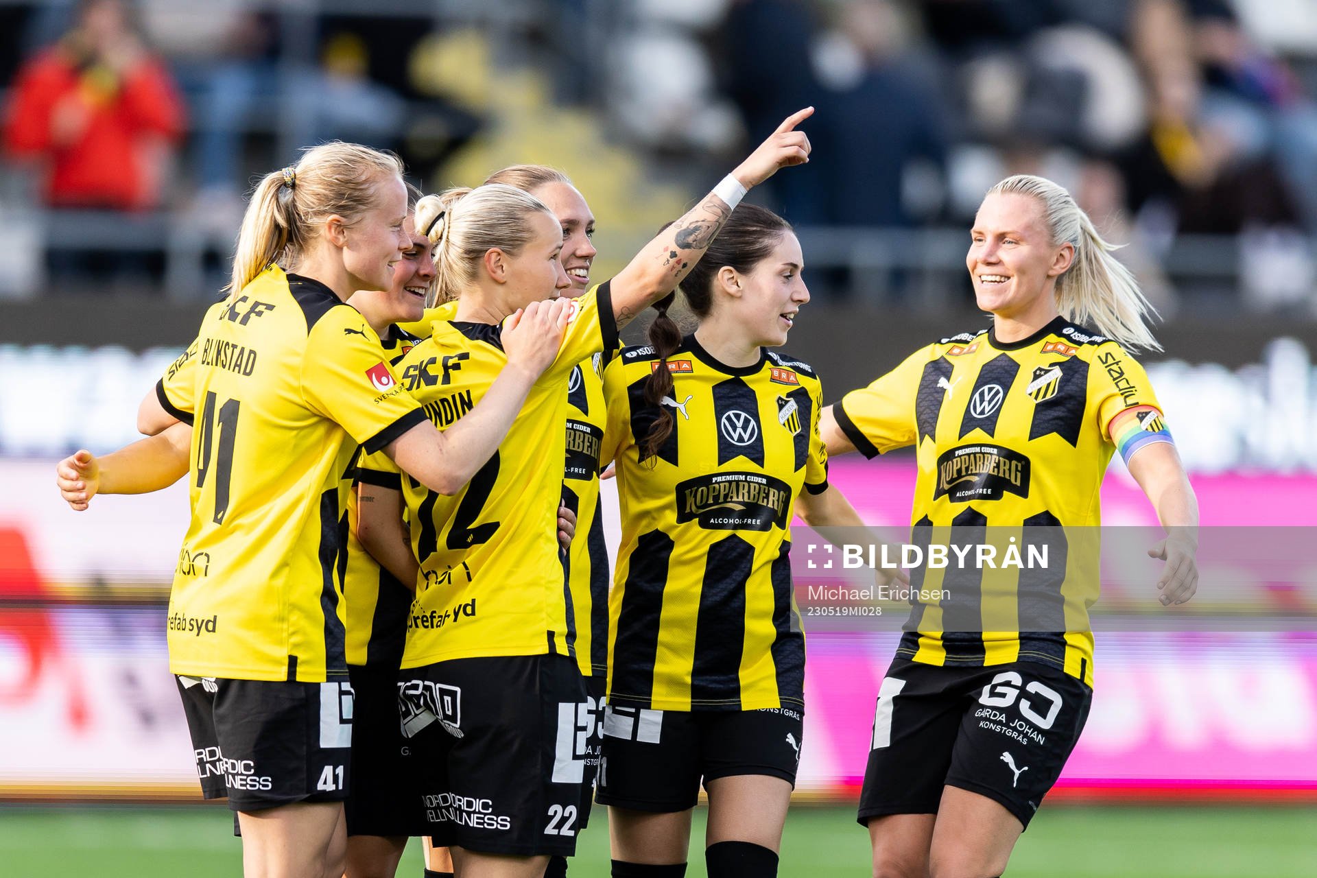 Häckens Marika Bergman Lundin jublar med lagkamrater