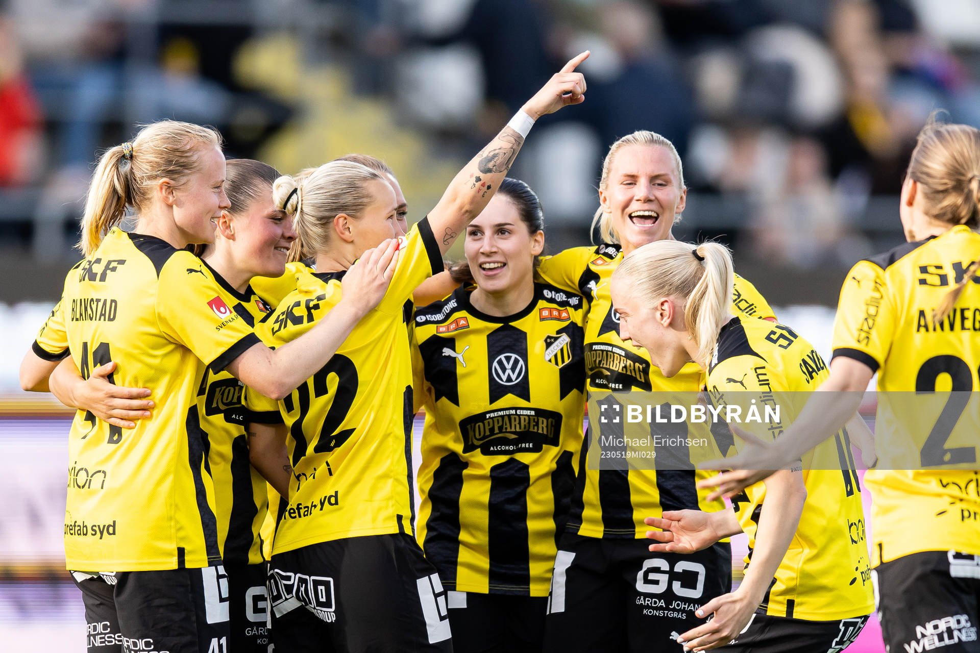 Häckens Marika Bergman Lundin jublar med lagkamrater