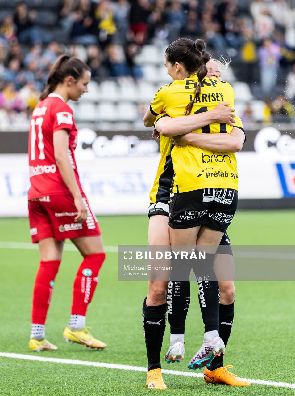 Häckens Julie Blakstad och Clarissa Larisey jublar