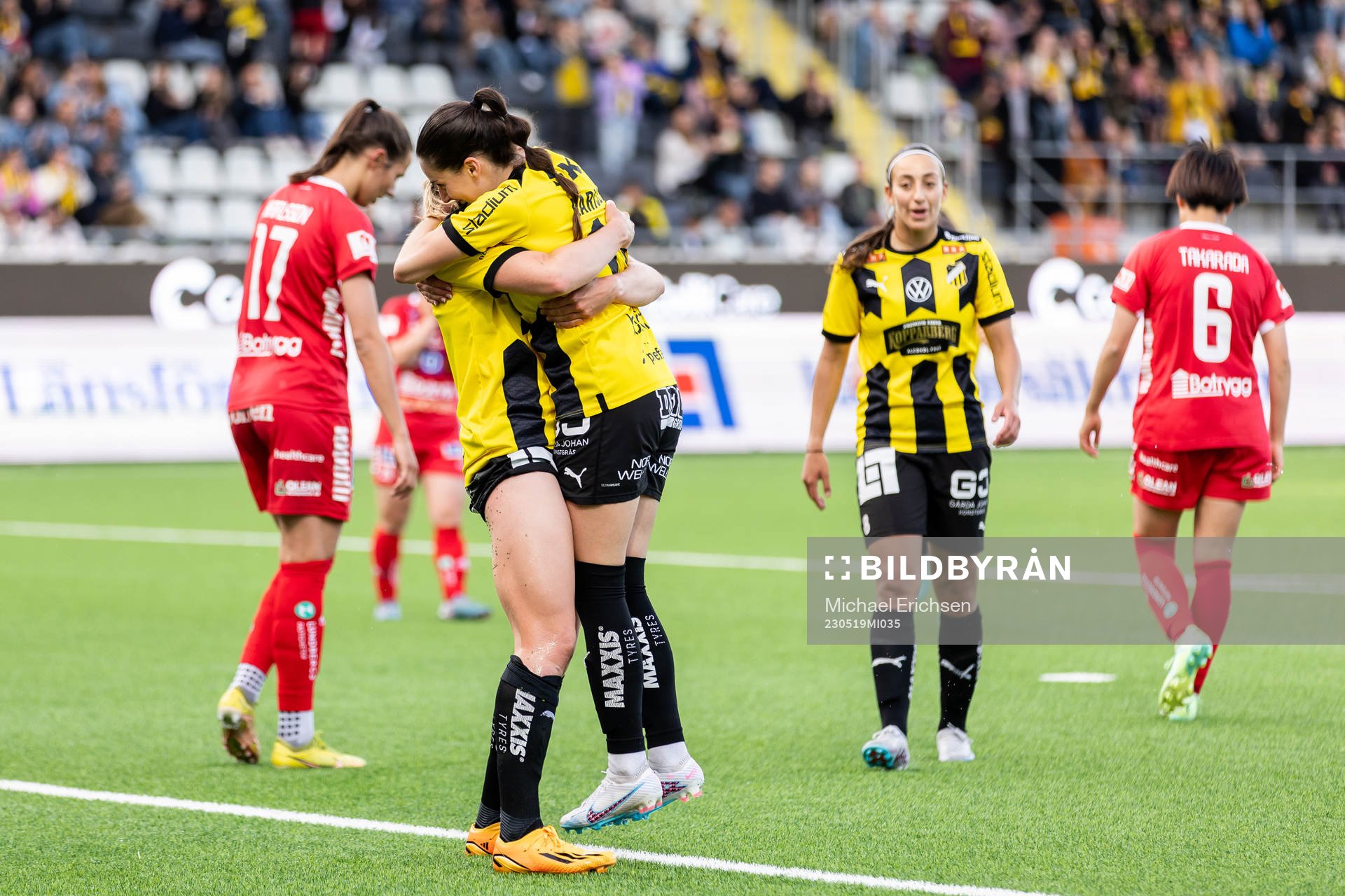 Häckens Julie Blakstad och Clarissa Larisey jublar