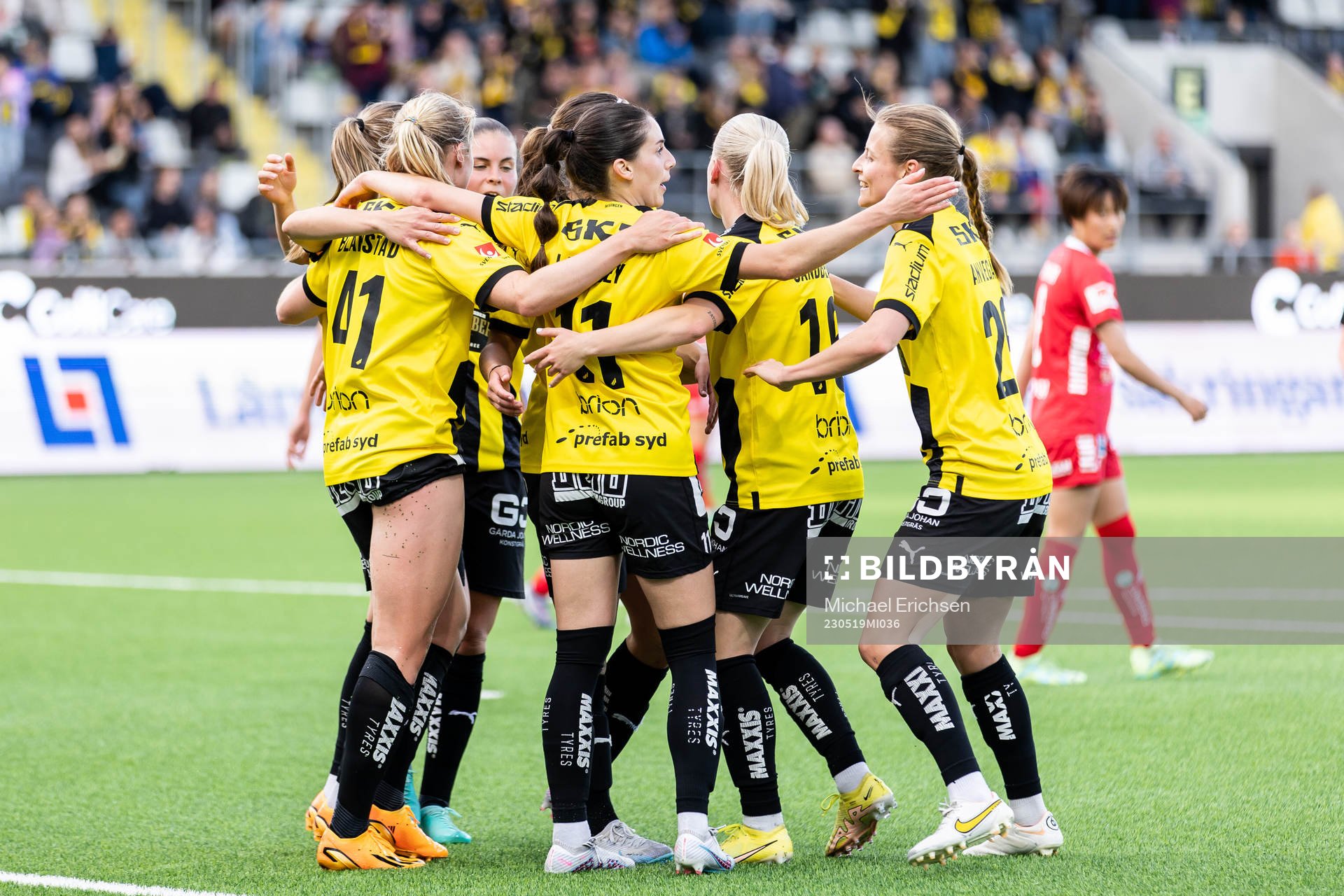 Häckens Julie Blakstad jublar med lagkamrater