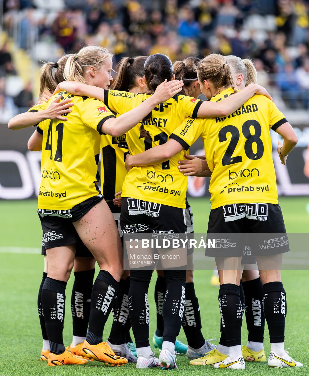 Häckens Julie Blakstad jublar med lagkamrater