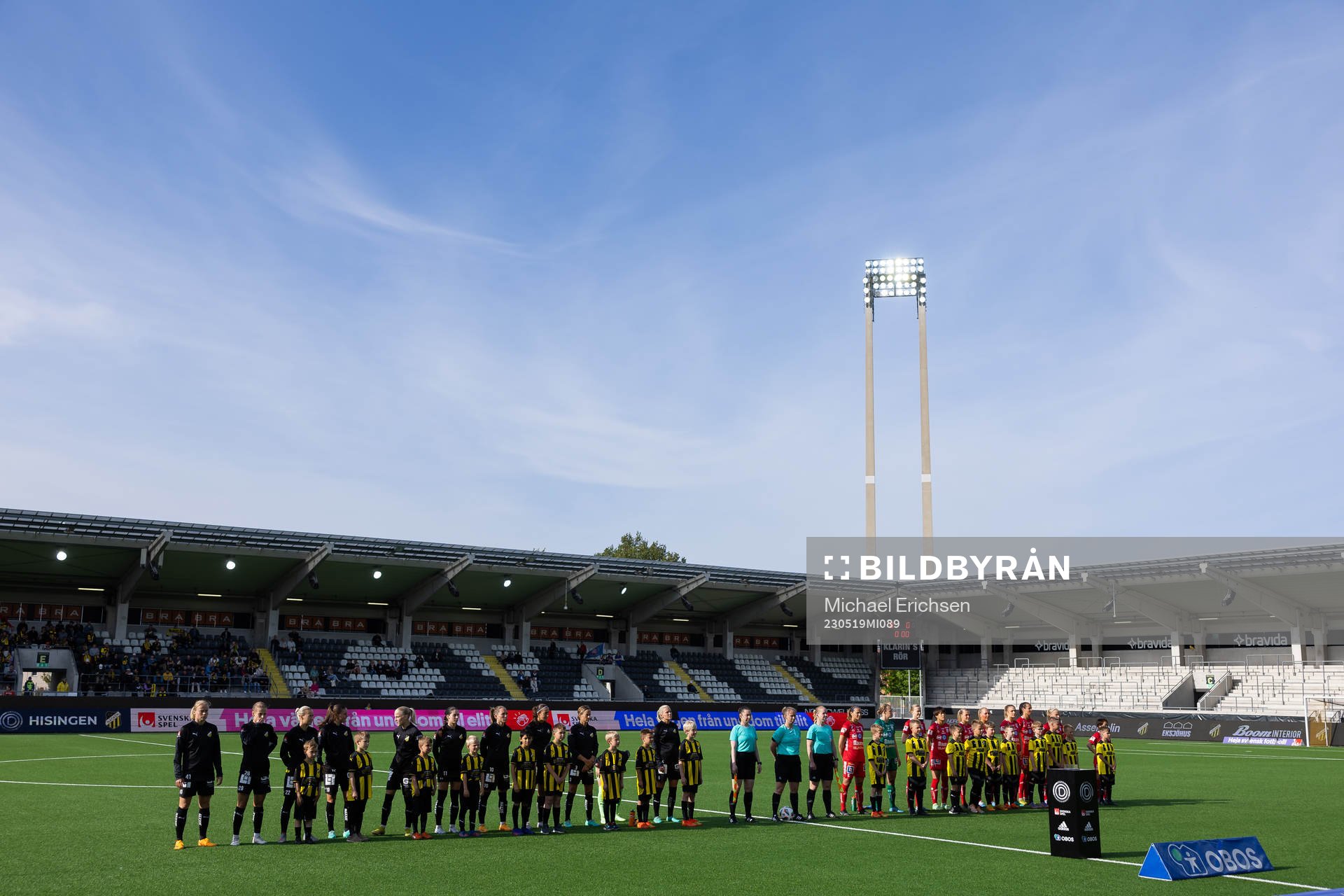 Lagen på line up innan fotbollsmatchen i Damallsvenskan