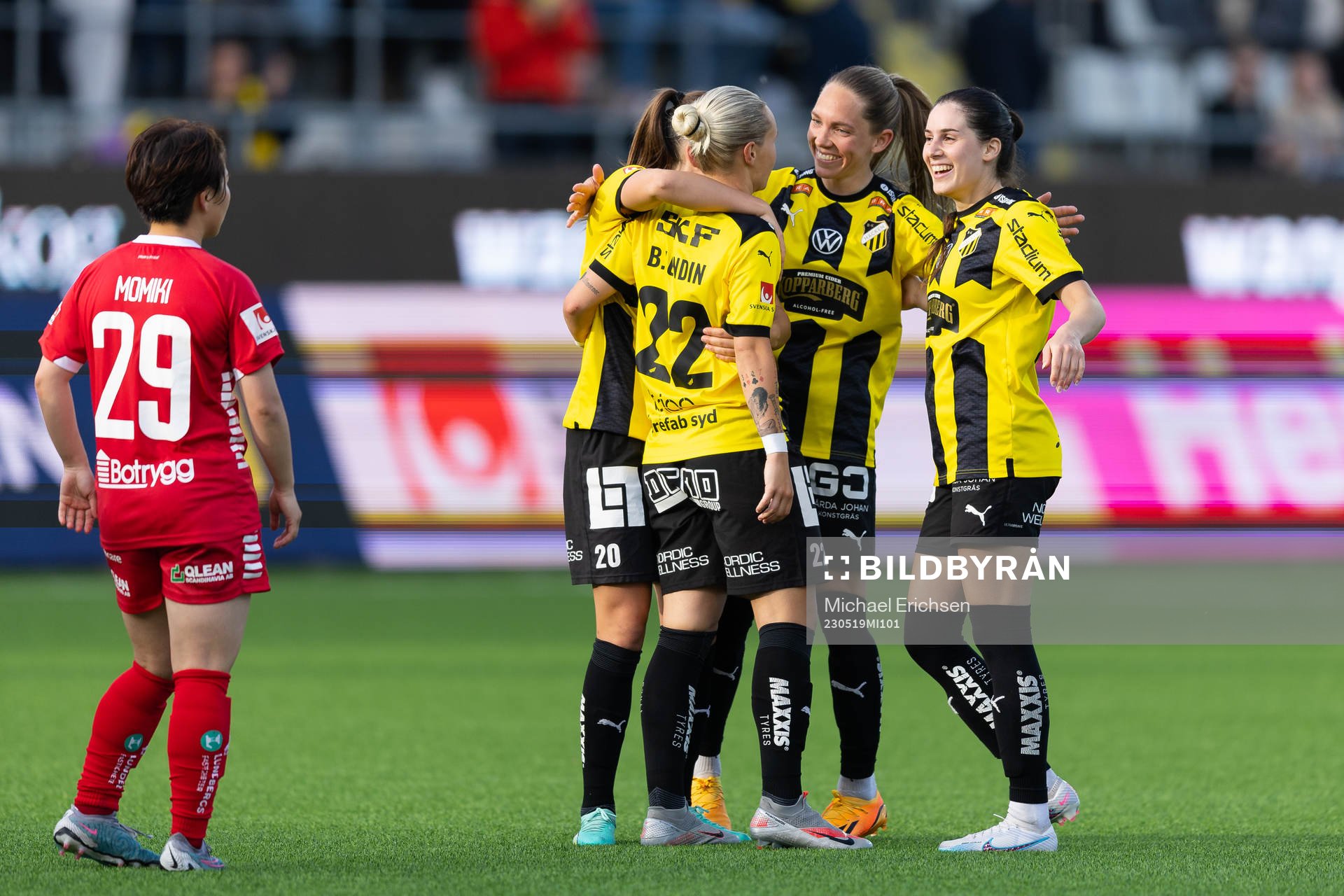 Häckens Marika Bergman Lundin jublar med lagkamrater