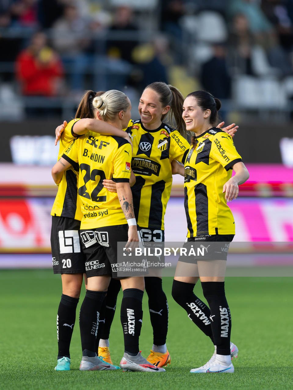 Häckens Marika Bergman Lundin jublar med lagkamrater