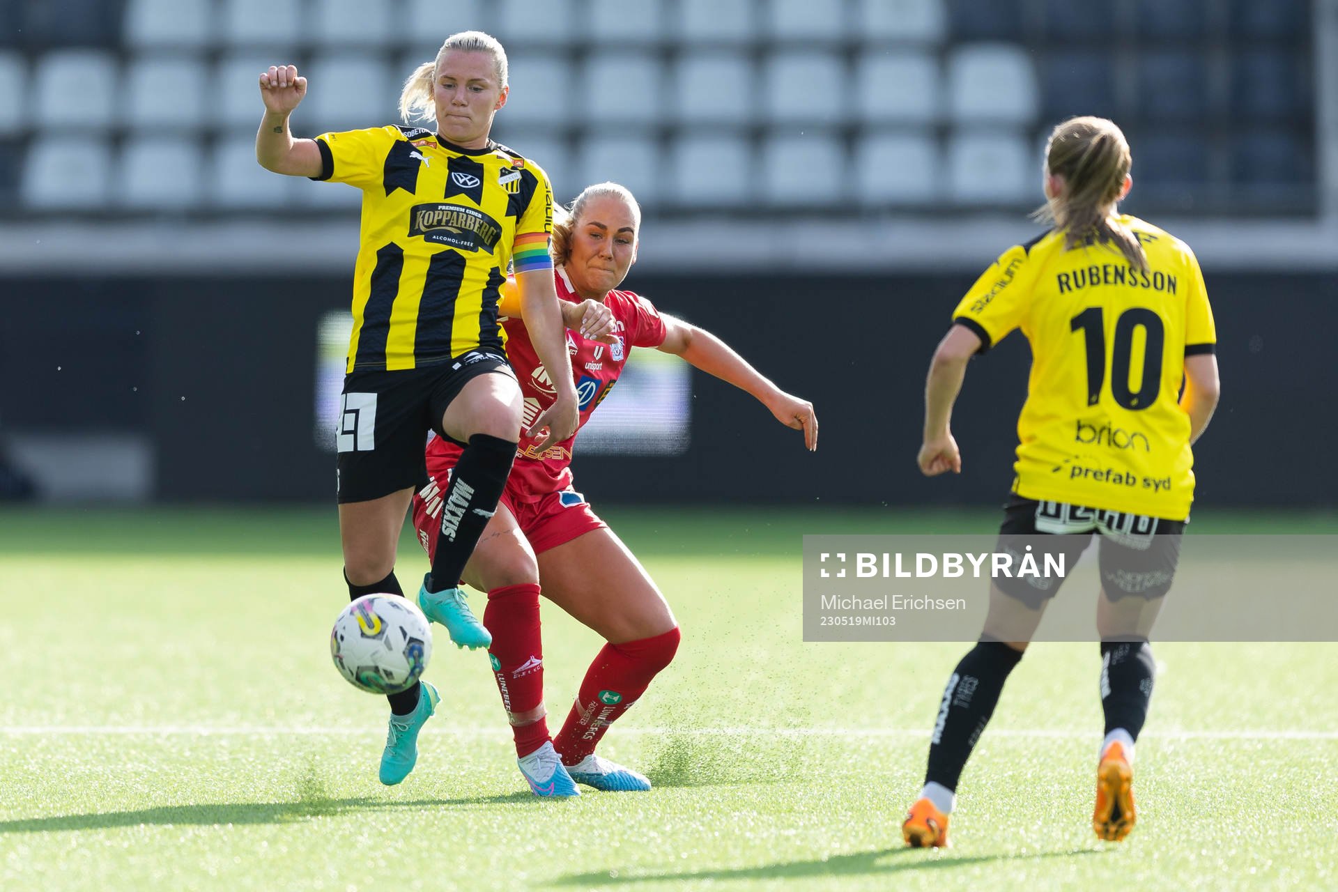 Häckens Josefine Rybrink och Linköpings Cathinka Tandberg under fotbollsmatchen i Damallsvenskan mellan Häcken och Linköping den 19 maj 2023 i Göteborg.