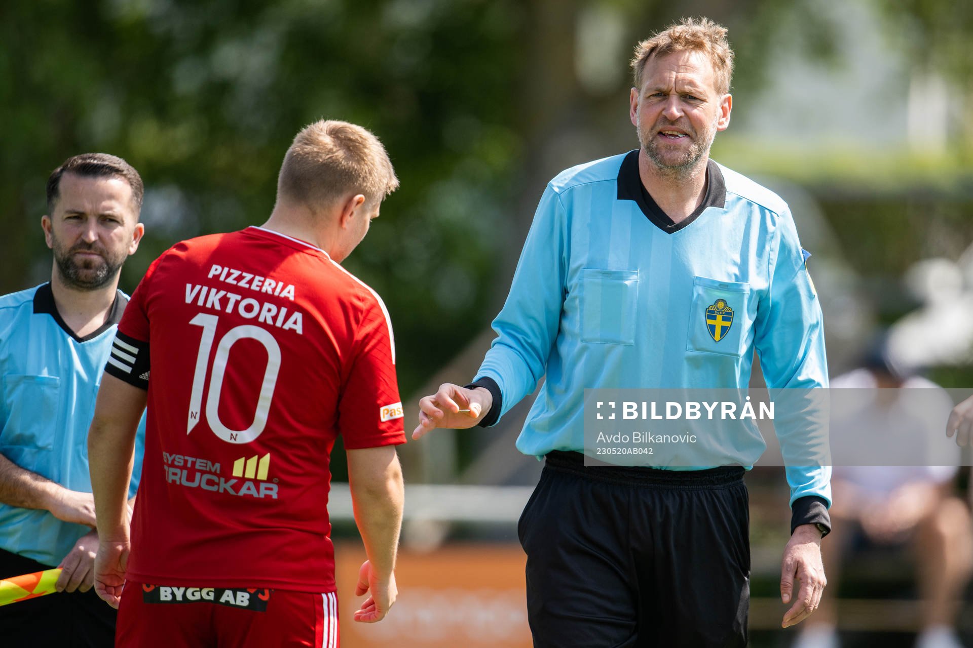 Domare Niklas Andersson och Nässjö FFs Tobias Svensson