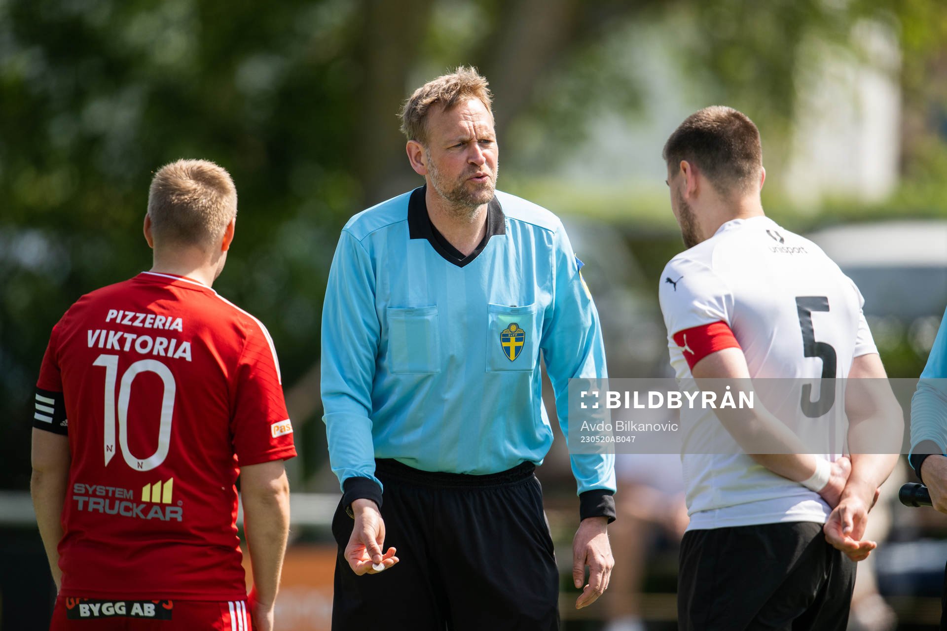 Domare Niklas Andersson, Nässjö FFs Tobias Svensson och Hittarp IKs Max Anderberg under fotbollsmatchen i Division 2 Västra mellan Hittarp IK och Nässjö FF den 20 maj 2023 i Hittarp.