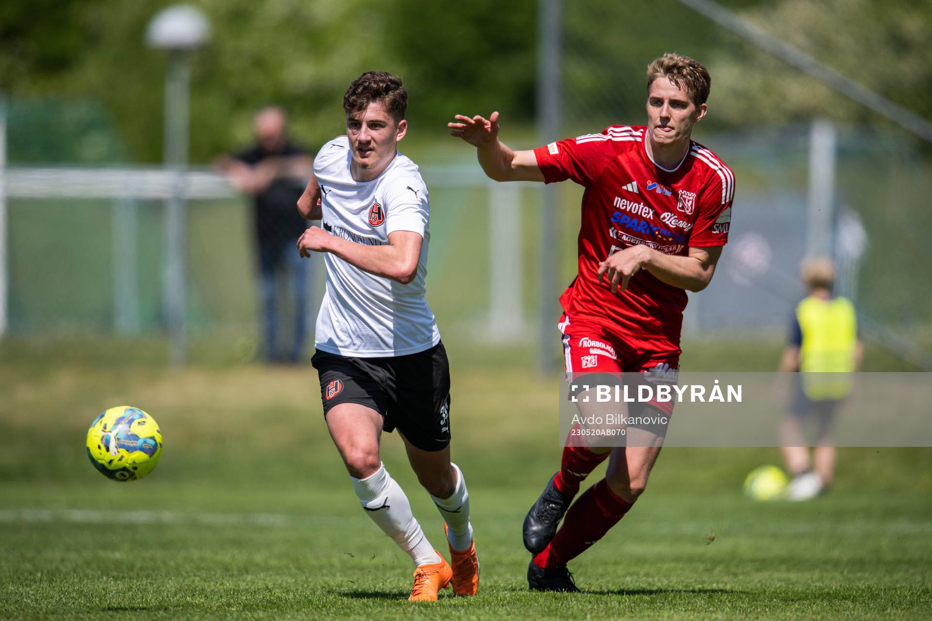 Hittarp IKs Albion Abaz och Nässjö FFs Simon Andersson under fotbollsmatchen i Division 2 Västra mellan Hittarp IK och Nässjö FF den 20 maj 2023 i Hittarp.