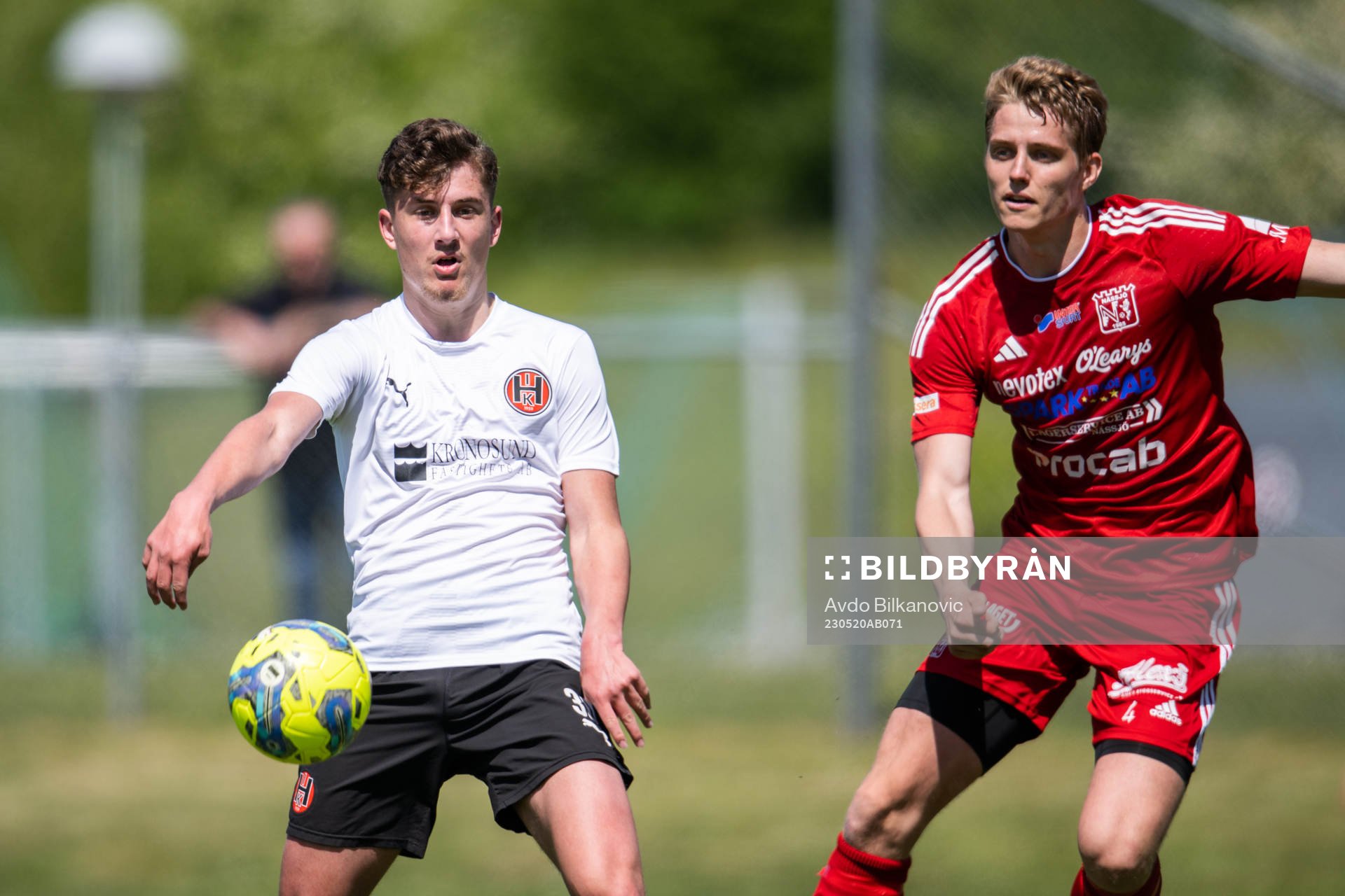 Hittarp IKs Albion Abaz och Nässjö FFs Simon Andersson under fotbollsmatchen i Division 2 Västra mellan Hittarp IK och Nässjö FF den 20 maj 2023 i Hittarp.