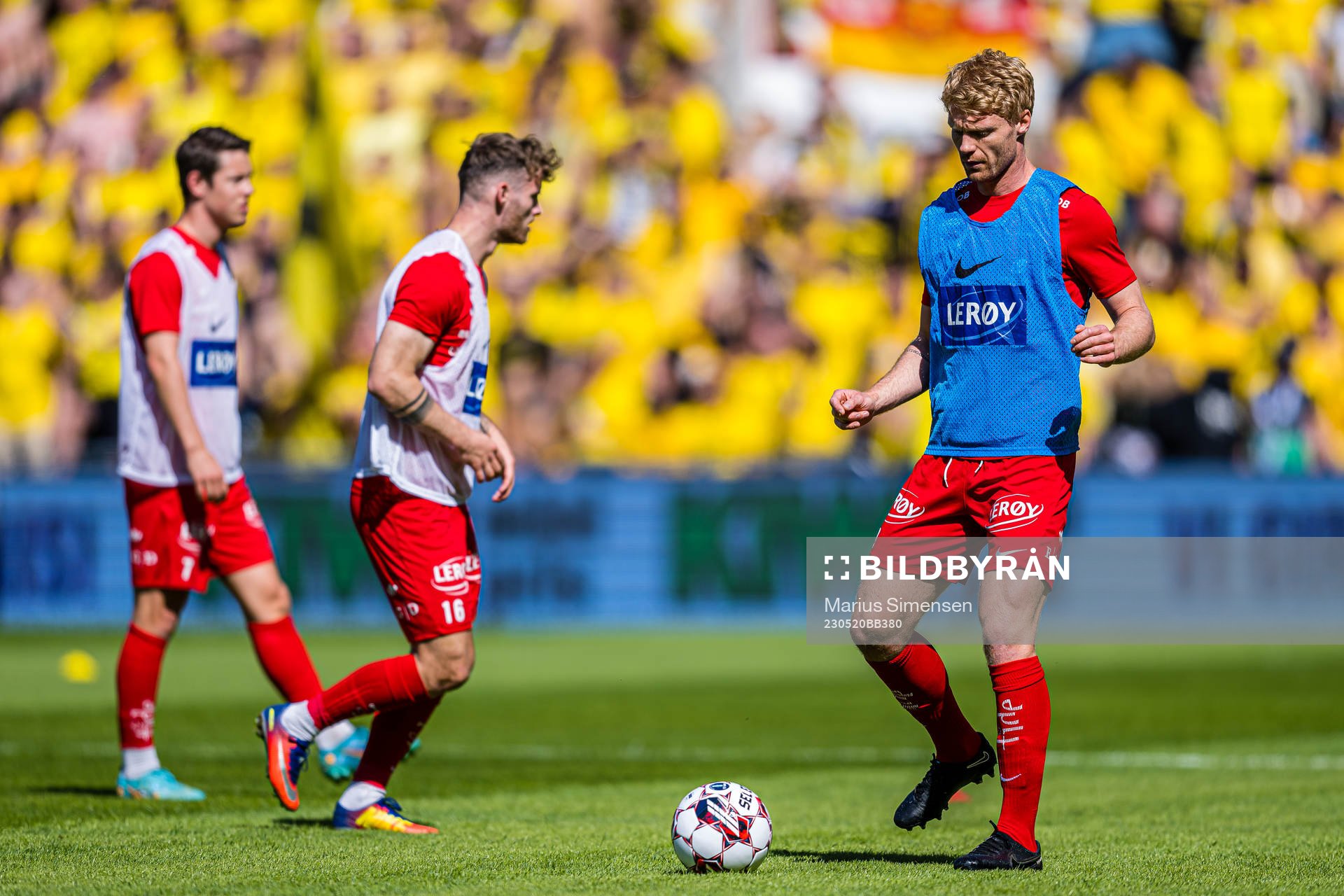 Sivert Heltne Nilsen of Brann warms up