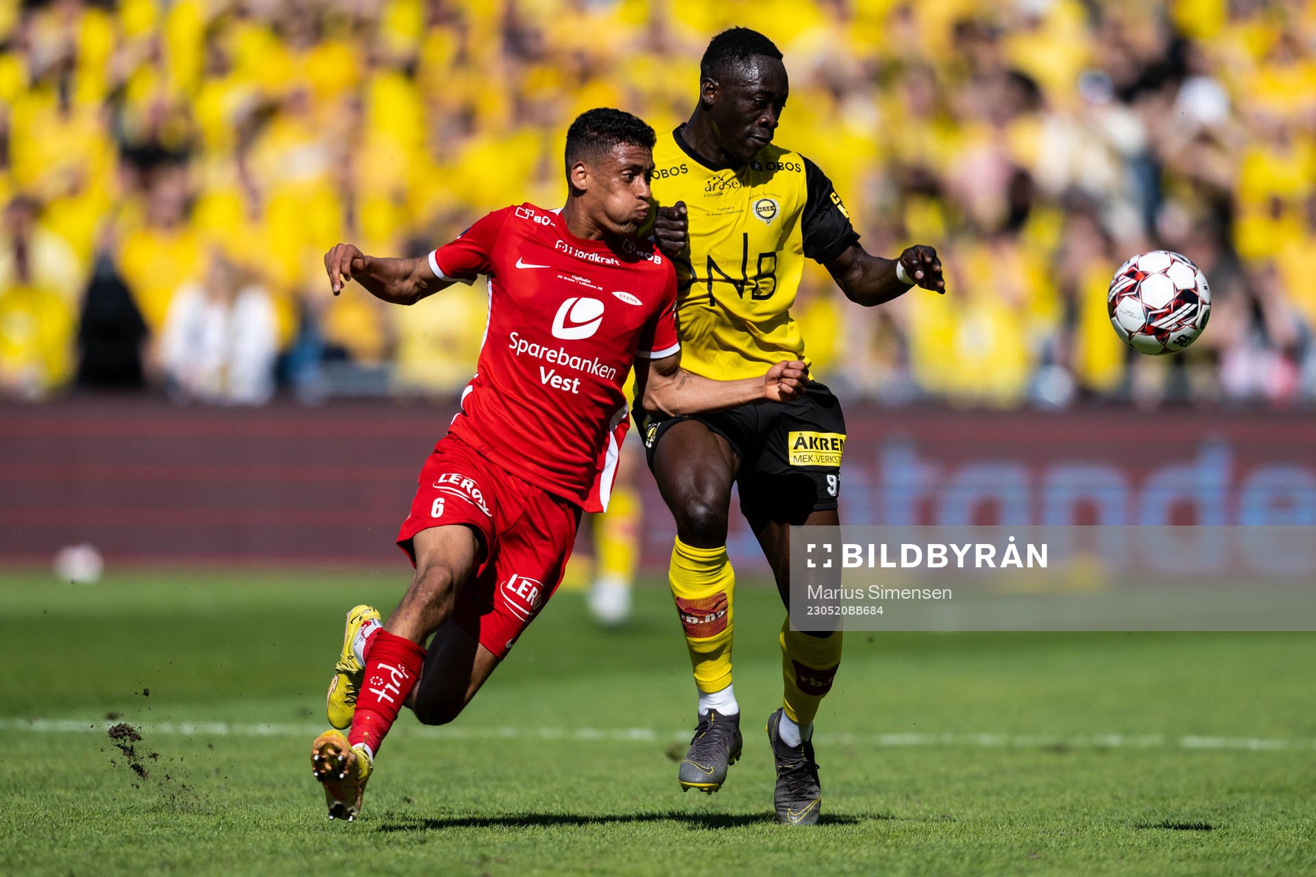 Japhet Sery Larsen of Brann and Akor Adams of Lillestrøm