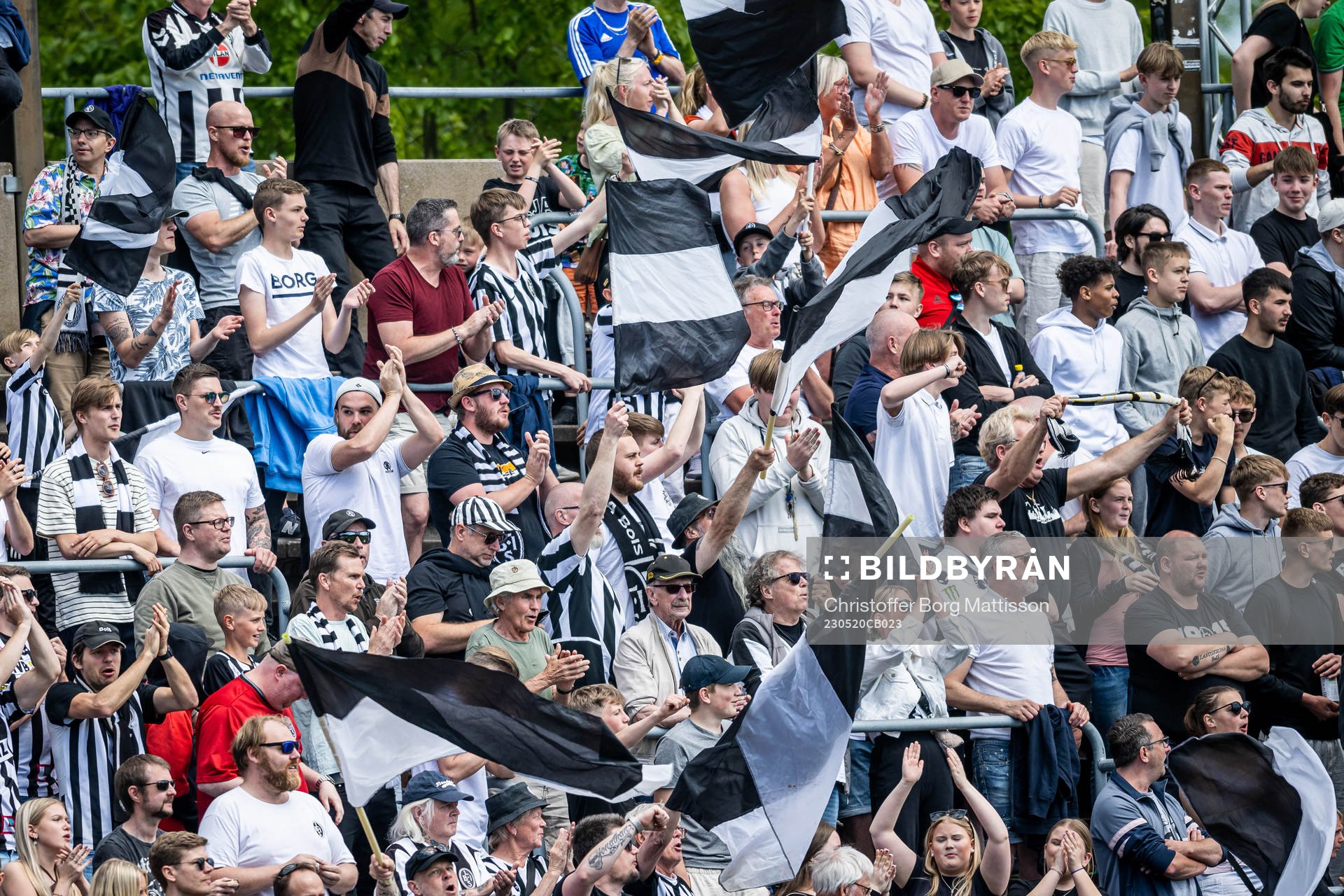 Landskronas supportrar jublar eftert 1-0